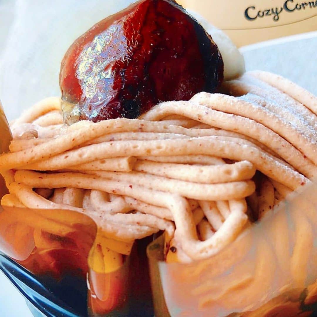 里井真由美さんのインスタグラム写真 - (里井真由美Instagram)「#chestnut #montblanc #cozycorner  🌰渋栗モンブランでございます〜 ・ ・ →2枚め断面)栗クリーム、生クリーム、チョコスポンジ。こっくり甘みを堪能できます。 栗を少しづつ食べつつふわっふわスポンジを食べるも良し、最後にガッツリ栗食べるも良し。  いちごショートもそうですが、トップにお栗さまがいるタイプのモンブランは、この栗をいつ食べるか問題が発生致しますわね。むふふ😎✨🌰🌰🌰🌰皆さまは どんな風に召し上がるのかしらんらん♡ ・ ・ コージーコーナーさんの定番人気モンブランです♡ @ginzacozycorner  ・ ・  #モンブランの世界#栗#和栗#栗スイーツ#モンブラン#里井真由美#衣替えモンブラン#japan#Gâteauauxmarrons#零食#さといいね#스위트#ありが糖運動#まゆログ#甜食#着物#kimono#kimonostyle#fromgram#Chestnutcake#밤케이크#フードジャーナリスト里井真由美#断面モンブラン#蛋糕#断面フェチ#栗子蛋糕」7月24日 18時07分 - mayumi.satoi