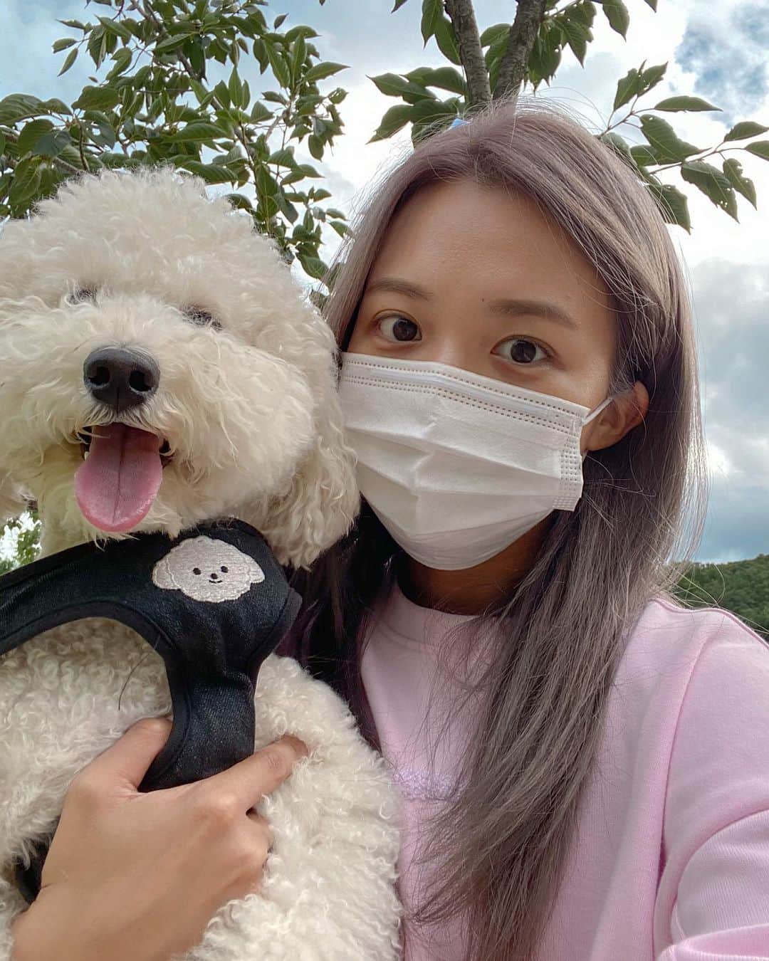 キム・ダヘのインスタグラム：「비가 그치고 삼막공원이 드뎌 재개장해서 신난 아이와 이미 지친 나... 너 오늘 목욕할건데 지금 즐기렴」