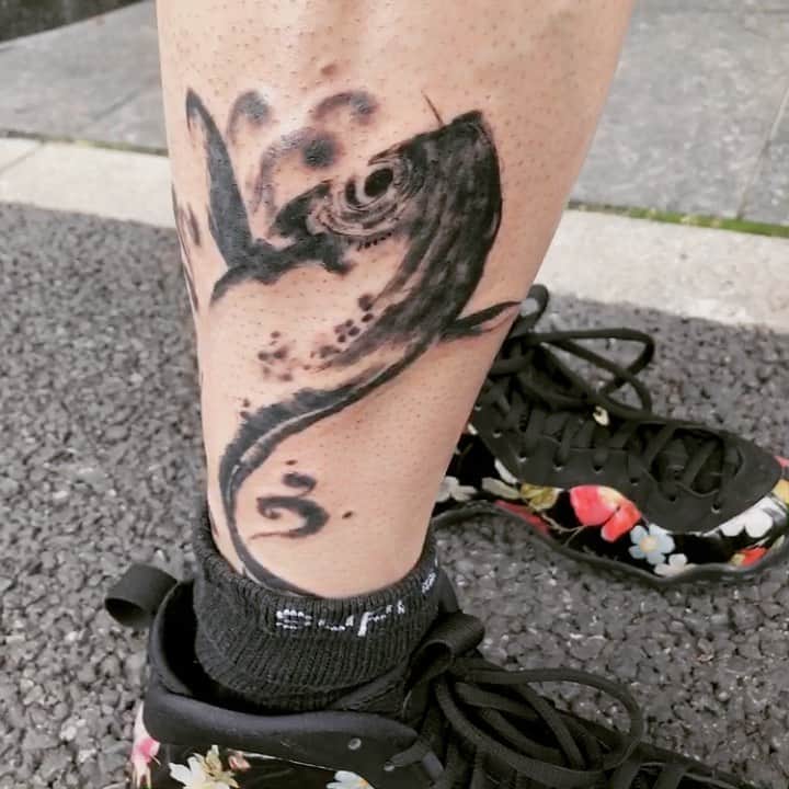 加藤 聖也のインスタグラム：「. New tattoo . いつもありがとうございます🙇🏻‍♂️ tattoo artist ▶︎ @matumotoink ここ何年かずっと元さんにお世話になり彫ってもらってます ☺︎ #tattoo #tattoodesign #ink #art #fashion #ootd #初めて下半身に入れました👀 #毛穴😂」