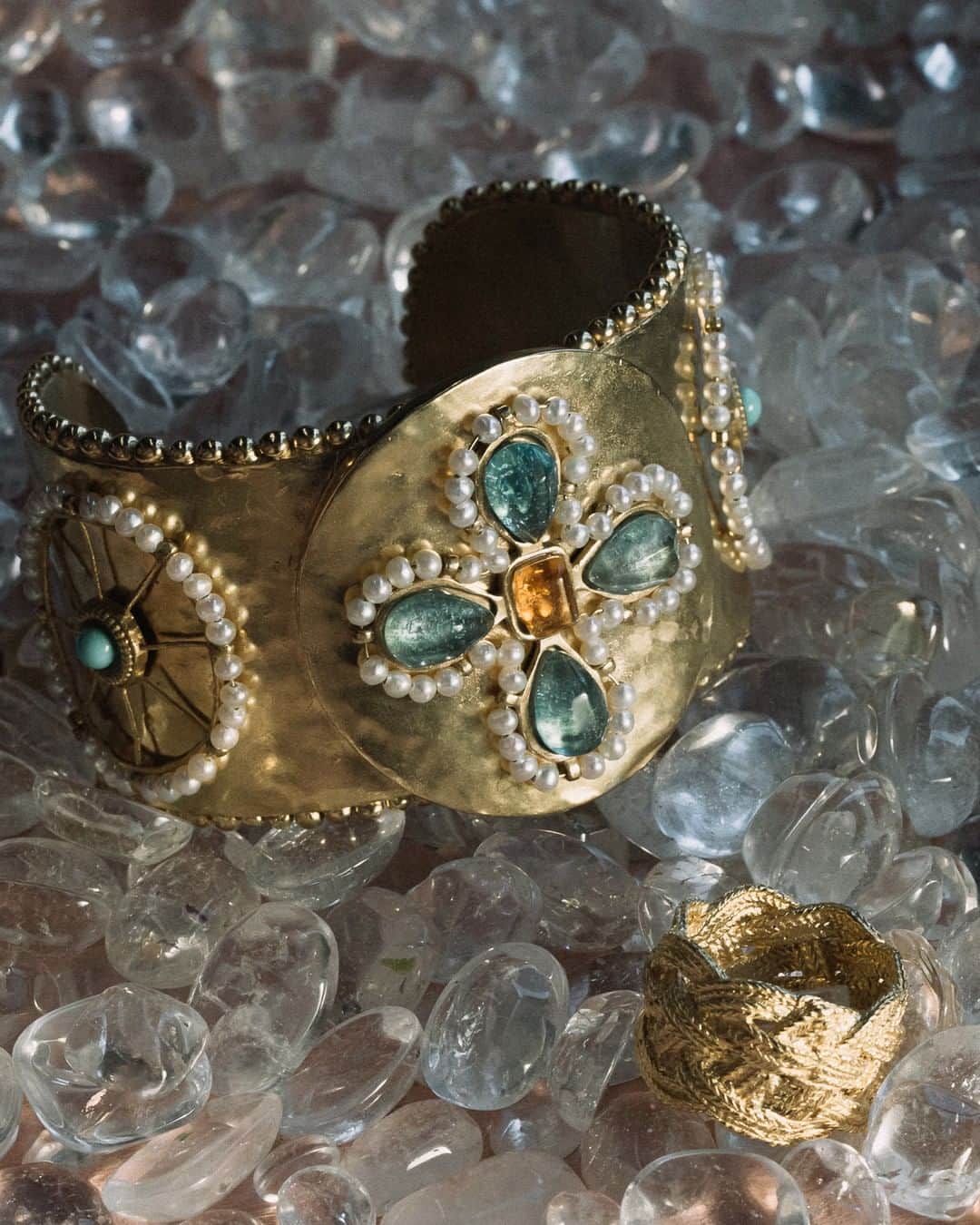グーセンス パリのインスタグラム：「VENISE cuff soaked in a 24-carat gold bath, yellow gold color, adorned with tinted and natural rock crystal cabochons, freshwater pearls and turquoise and BABYLONE ring soaked in a 24-carat gold bath, yellow gold color. . . #📷 by @alix.marnat」
