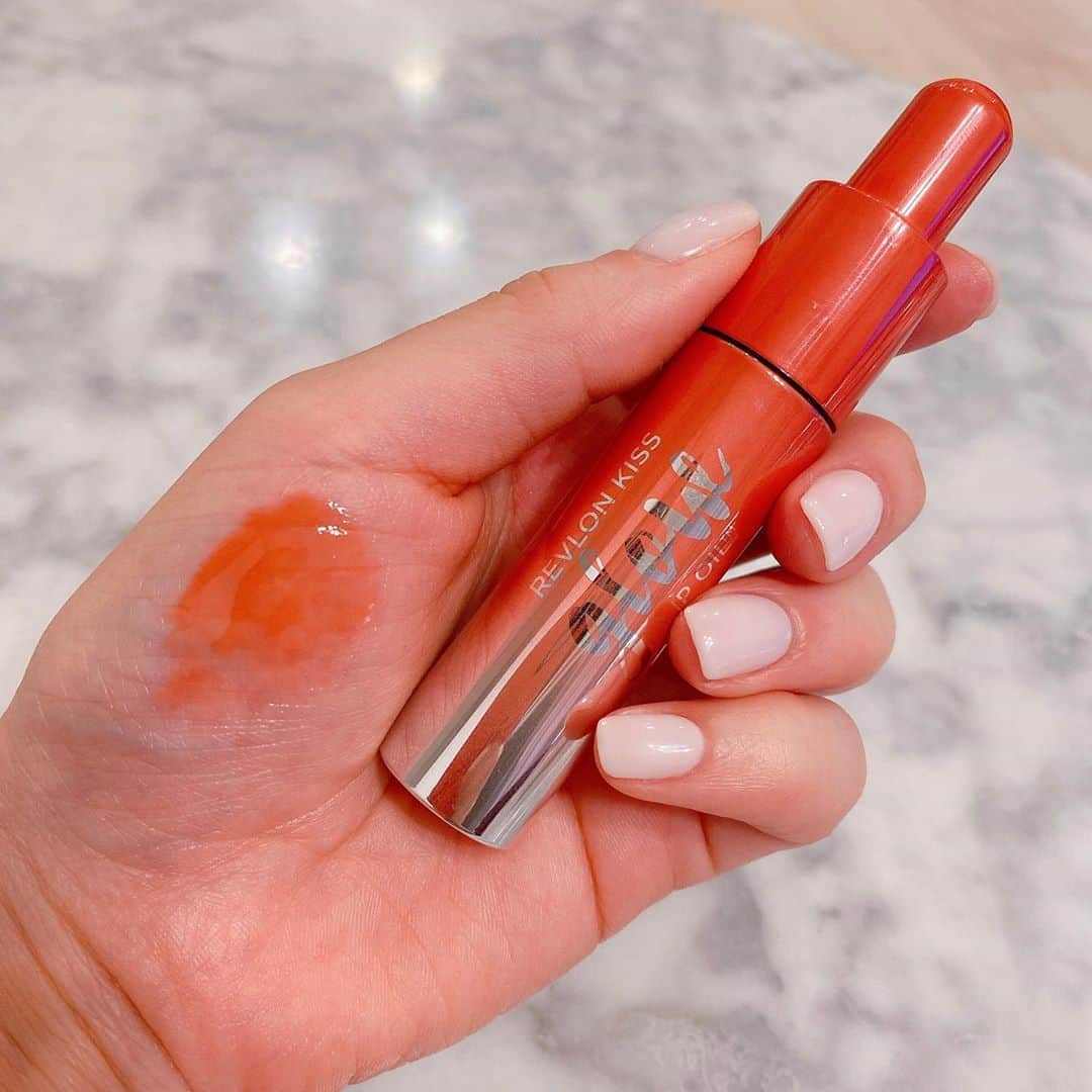 ひよんのインスタグラム：「💄💞 ㅤㅤㅤㅤㅤㅤㅤㅤㅤㅤㅤㅤㅤ 最近買って正解だったコスメ❤️ どっちも @plazastyle で買ったよ☺️ ㅤㅤㅤㅤㅤㅤㅤㅤㅤㅤㅤㅤㅤ ●レブロン キスグロウリップオイル 012 →韓国のツヤティントに似てる🤭✨ 色は少し薄めのナチュラルな感じ💞 イエベ、ブルベって分けてあるから 自分に合う色が見つけやすいと思う❤️ ㅤㅤㅤㅤㅤㅤㅤㅤㅤㅤㅤㅤㅤ ●tfQ モイストビッグクッション ライトページュ →ツヤ肌！っていう肌ができる😂✨ 大きいクッションだから広範囲に濡れて ベースメイクが時短☺️ ひよんはTゾーンだけパウダー塗ったよ💜 ㅤㅤㅤㅤㅤㅤㅤㅤㅤㅤㅤㅤㅤ みんなにも使ってみてほしいコスメでした☺️👏📚 ㅤㅤㅤㅤㅤㅤㅤㅤㅤㅤㅤㅤㅤ #cosmetics #revlon #tfq #makeup #feeyong #코스메틱 #메이크업 #화장품추천 #추천템 #희영 #립스틱 #쿠션추천 #クッションファンデ #ティントリップ #ひよん」
