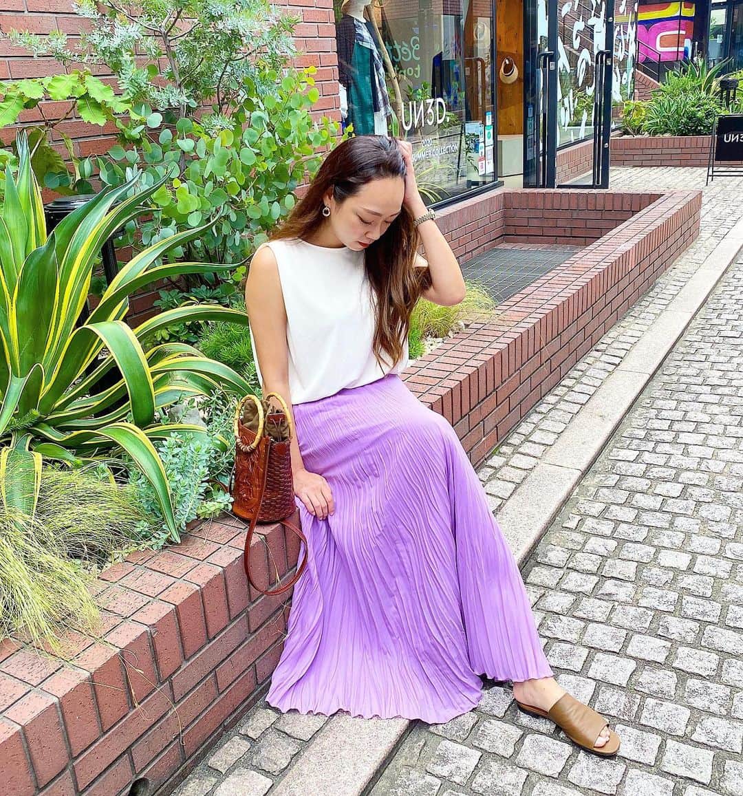石田美奈子のインスタグラム：「𝐨𝐮𝐭𝐟𝐢𝐭. . パープルのスカートを探していて見つけたコレ☺︎ ボリュームがあってとても可愛い💜 ぺたんこ靴を履いてギリギリ地面につかないくらいの長めの丈のもが欲しかったので、この丈感は理想通り(2枚目の写真がわかりやすいと思います)！✨ . Amazonを見ていて、 BAYCREW'Sから購入しました😊✨ #セール で定価の半額で買えて大満足です♫ . @amazonfashionjp  . tops … #uniqlo @uniqlo skirt … #journalstandard #baycrews @journalstandard.jp . 👗→ #minako_fashion . #ootd #amazonで発見 #amazonfashionjp #PR #165cmコーデ #夏コーデ #マキシスカート #大人カジュアルコーデ #今日のコーデ」