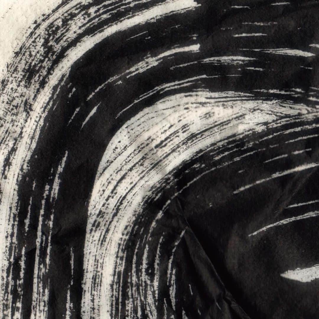赤間紫動のインスタグラム：「#calligraphy#calligrapher#japanesecalligraphy #drawing#art#artlife#artist#design#tokyo#japan#calligrafia#kaligrafi#caligrafo#blackandwhite#kanji#shodo#abstractpainting#abstractartist#abstractart#白黒#书道#서예#書道#書#墨#赤間紫動#shidoakama」