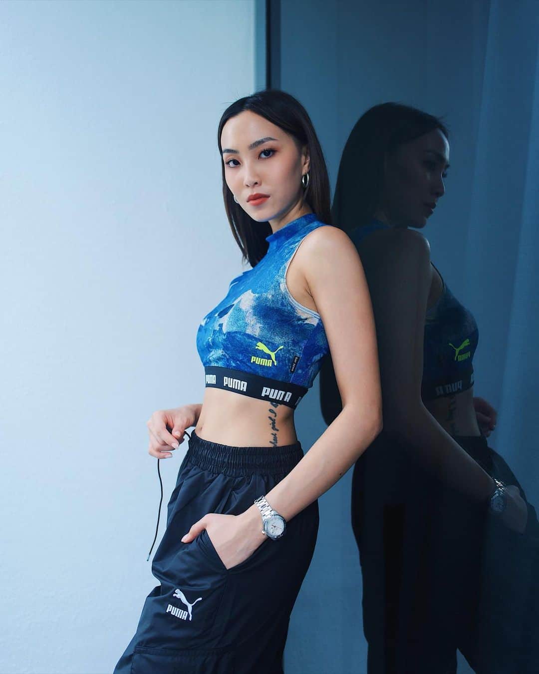 ソニアのインスタグラム：「Who else is in athleisure most of the time now 🙋🏻‍♀️ This PUMA x CENTRAL SAINT MARTINS collab has officially stolen my heart 💙 Created in collaboration with the college’s fashion students, this is an innovative and eco-conscious collection for a more sustainable future. Mixed it up with some joggers and the cutest waist bag from the Unity collection! Click the link in my bio to do some shopping 🦋  #PUMAsg @pumawomen」
