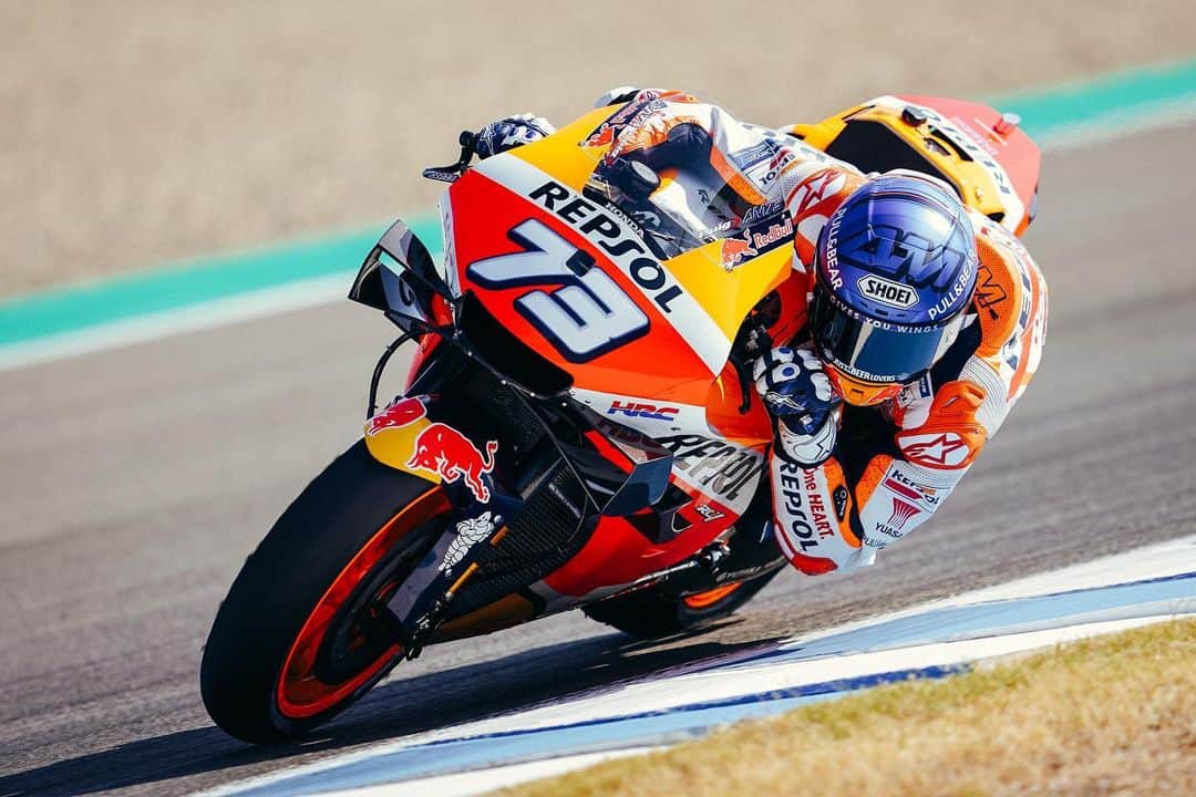 レプソル・ホンダのインスタグラム：「New helmet, same style ⠀⠀⠀⠀⠀⠀⠀⠀⠀ #TheReturn #MotoGP #RidingForThem #MotoGPIsBack #MotoGP #AM73 #AlexMarquez73 #Racing #Repsol #Honda #Racing #RepsolHonda #HRC #RC213V #ThePowerOfDreams #Racing #Motorcycle #Team #OneHeart」