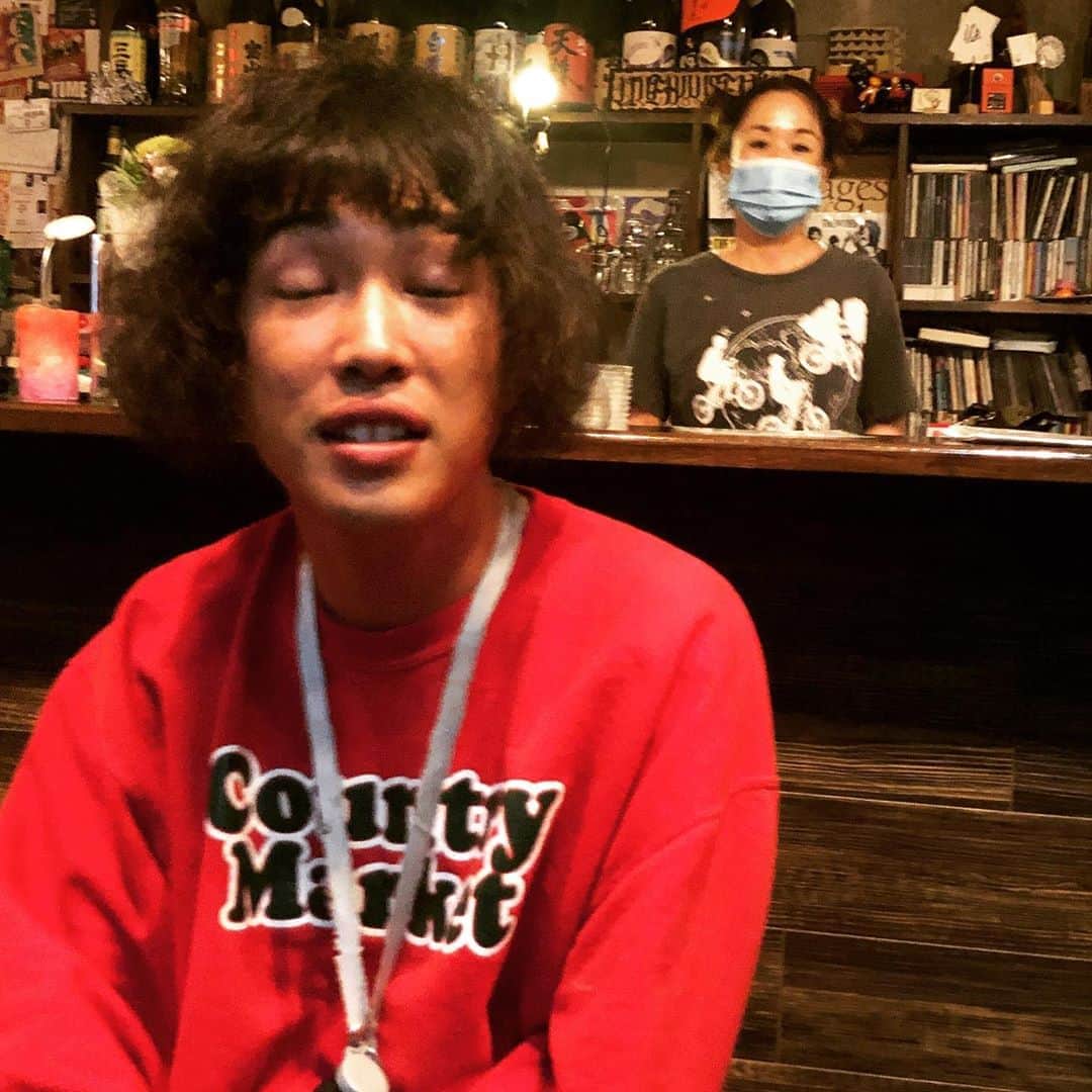 山川のりをのインスタグラム：「今夜は宮崎のライブハウスぱーくにてギターパンダライブです。 19時/19時30分、2000円+D /2500円+Dです。共演は棘侍まる。お近くの方、無理ない範囲で会いにきてアイニージュー！」