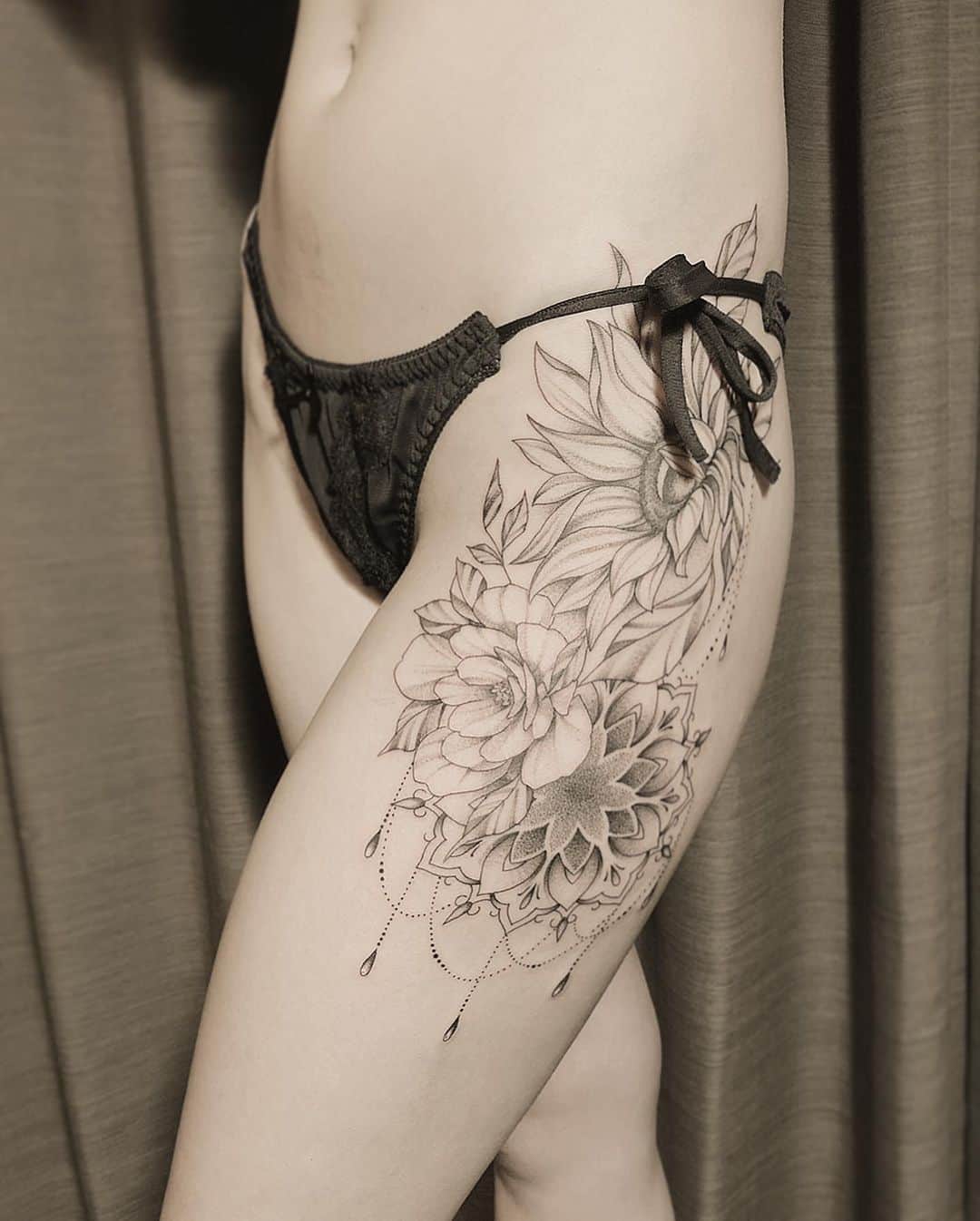 彫師美漸のインスタグラム：「Flowertattoo ・  #美漸ガールズタトゥー　#Flowertattoo #刺青 #彫師 #美漸 #彫師美漸 #海老名 #中目黒 #タトゥー #東京タトゥー #tokyo #tattoo #art #fashion #bizenart #bizen #문신　#Bizentattoo  #tattooer #tattooist #tattooartist #tattooart #tattooshop #japanesetattoo」