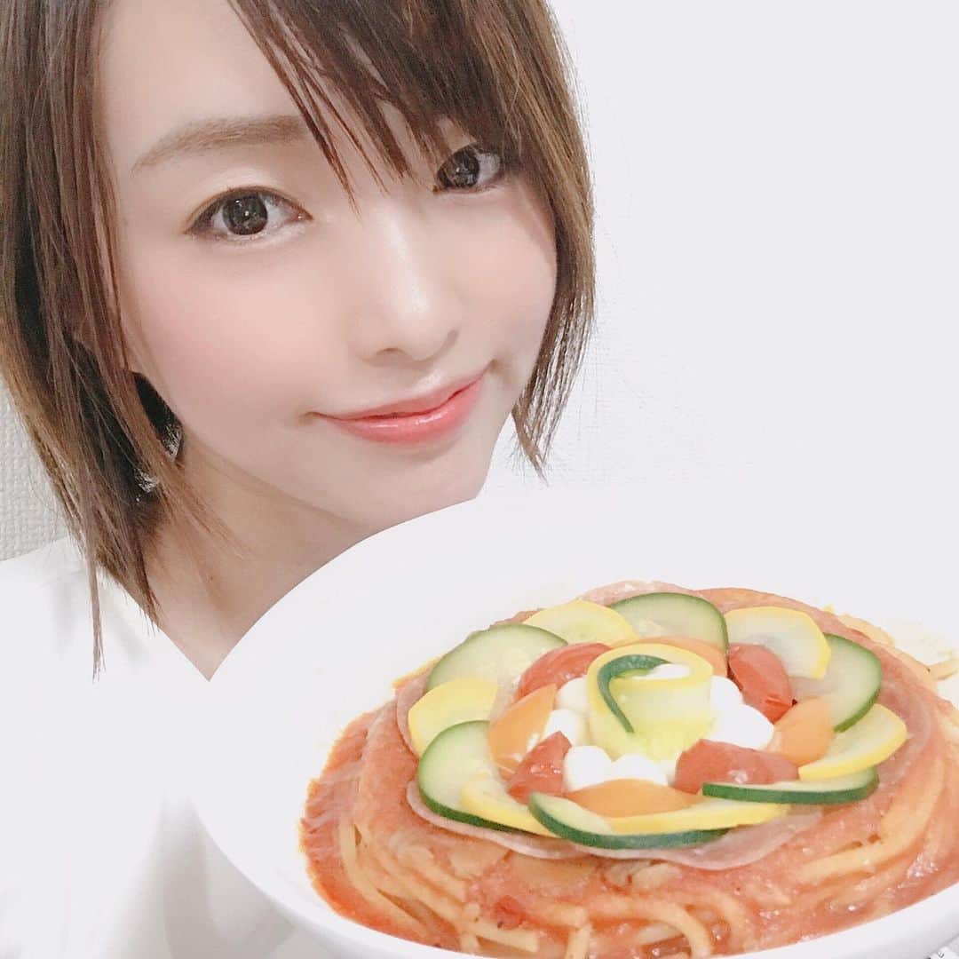 のインスタグラム：「@decopa_pasta の夏季限定のお取り寄せパスタ🍝﻿ ﻿ 酸味の効いたトマトソースとモッツァレラチーズが美味しかった😋❤️ ﻿ ﻿ ズッキーニとか夏にぴったりのお野菜も入ってて、見た目もパッケージも可愛いの🥺💕✨﻿ ﻿ ネーミングは夏のトマトの観覧車🎡﻿ ﻿ お取り寄せできる夏季限定パスタ、他にもあったのでぜひみてみてね！😍🎀﻿ ﻿ #Decopa #デコパ #冷凍パスタ #お取り寄せグルメ #夏ギフト #pr #コラボベース #美味しい　#美味しいもの好きな人と繋がりたい #パスタ #パスタ部 #おうちごはん #お家ご飯 #お家ごはん #おうちごはん部 #おうちランチ #アラサー #ママ #トマト料理 #トマトパスタ #トマト好き #チーズ好き #夏季限定 #夏限定 #ズッキーニ #パプリカ #モッツァレラチーズ #モッツァレラ」