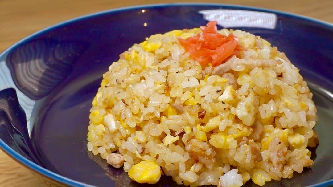 馬場裕之のインスタグラム：「パラパラ度98%❣️ 超簡単チャーハン👨‍🍳  YouTube「馬場ごはん」 にてご視聴くださいー😸 . ▷ @hiro88 ◁ ⇧⇧⇧⇧⇧⇧⇧ こちらをクリック😻  『材料』 ごはん200g 卵1個 豚バラ50g 白ネギ10cm（長ネギの白いところです）玉ねぎみじん切りでも 塩胡椒少々 醤油小さじ1 サラダ油大さじ3  #新しい日常  #一緒にやってみよう #おうちごはん  #吉本自宅劇場  #馬場ごはん」