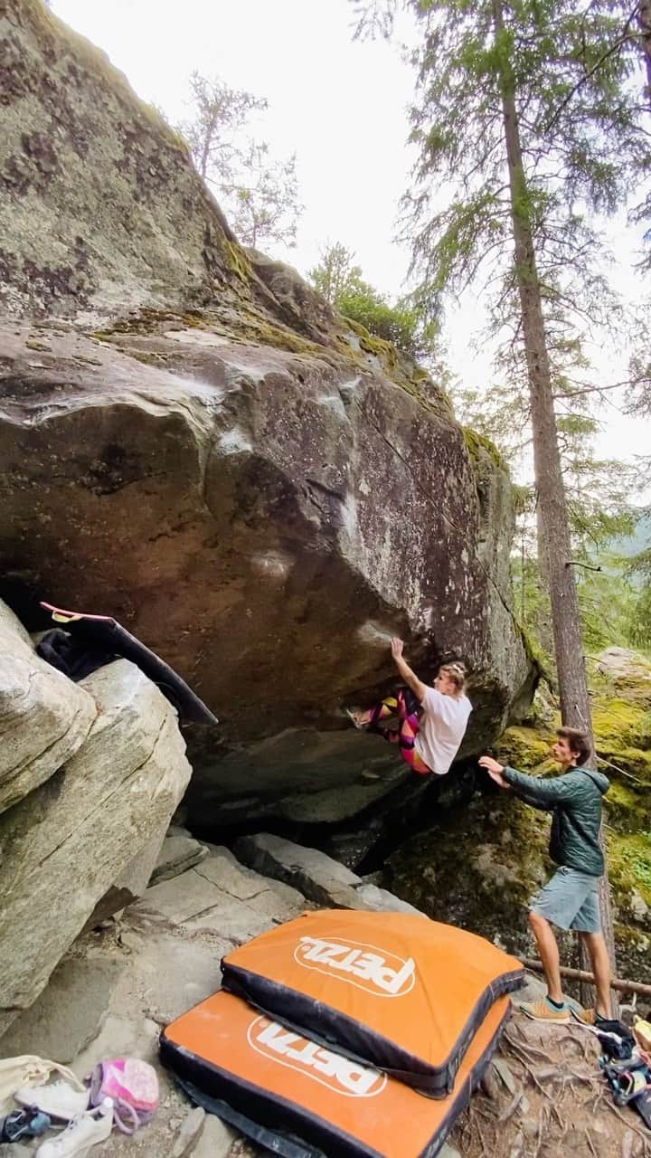 カロリーネ・ジンフーバーのインスタグラム：「one of the best in the forest 😍 #climbing #klettern #bouldern #swiss #schweiz #magicwood」
