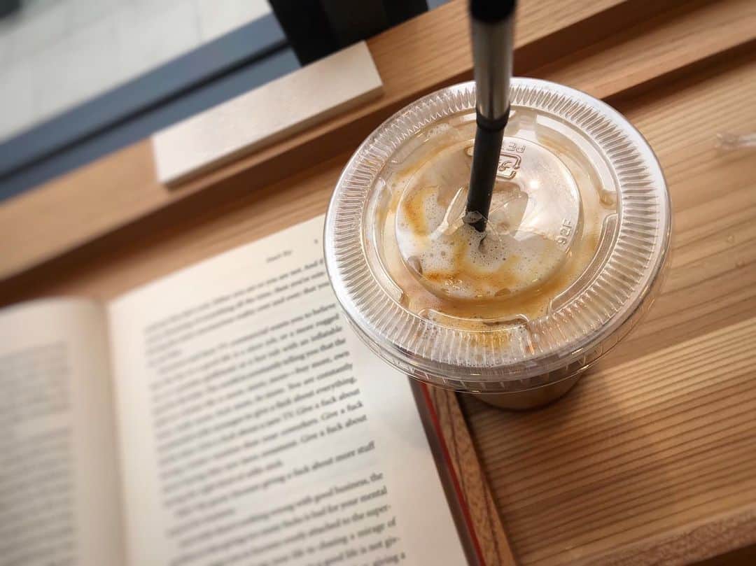 Beverlyさんのインスタグラム写真 - (BeverlyInstagram)「. Sometimes you need to be away from your phone, slow down and chill. And reading a book surely helps with that. 💯」7月24日 18時41分 - beverly_official_