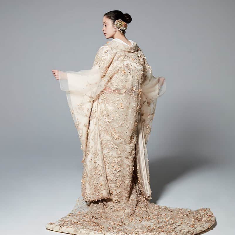 TAKAMI BRIDAL 神社和婚のインスタグラム：「. ✽ Couture Garden 結、2年ぶりの新作発表✽  琳花は、緻密な花モチーフで溢れんばかりの華やかさを表現したビージングレースに、無数の「染の花」をちりばめた優美な打掛です。﻿ ﻿ 純白の振袖と打掛のレースが創り出す澄み渡るような美しさは、思わず見惚れるほどの豪華な仕上がりです。帯飾りには貴重なアンティークビーズを使用した彩り豊かなビージングレースを惜しげもなく施し、重厚感を添えました。主役にふさわしい格調高い装いをご堪能いただける逸品です。﻿ ﻿ ﻿ Couture Garden 結 / 琳花(りんか)﻿ ﻿@takamibridal_costume . . ☞試着フェア  7/24（金）、7/25（土）、7/26（日） TAKAMI BRIDAL YOKOHAMA tel.045-225-0077  7/31（金）、8月1日（土）、8月2日（日） TAKAMI BRIDAL AOYAMA tel.03-3498-2222  8/7（金）、8/8（土）、8/9（日） TAKAMI BRIDAL OSAKA tel.050-3648-8777  8/14（金）、8/15（土）、8/16（日） TAKAMI BRIDAL KOBE tel.078-333-7873  8/21（金）、8/22（土）、8/23（日） TAKAMI BRIDAL MARUNOUCHI tel.03-5218-2777  8/28（金）、8/29（土）、8/30（日） TAKAMI BRIDAL NORTH TOKYO tel.03-5828-1778  9/4（金）、9/5（土）、9/6（日） TAKAMI BRIDAL FUKUOKA tel.092-711-7722  ご予約はプロフィールのURLよりお待ちしております。 @takamibridal_wakon  ・ ・ ・ ・ ・ ・ #takamibridal#bridal#タカミブライダル #花嫁衣裳#和装#お色直し#白無垢#色打掛#引振袖 #和装前撮り#ロケーションフォト #和婚#和婚花嫁#全国のプレ花嫁花嫁さんと繋がりたい#結婚式#結婚式準備#結婚式前撮り#プレ花嫁#式場探し#プレ花嫁準備 #プレ花嫁2020#プレ花嫁2021 #kimono#kimonostyle #中村睦子#mutsukonakamura  #クチュールガーデン結 #花好きな人と繋がりたい  #花のある暮らし  #花」