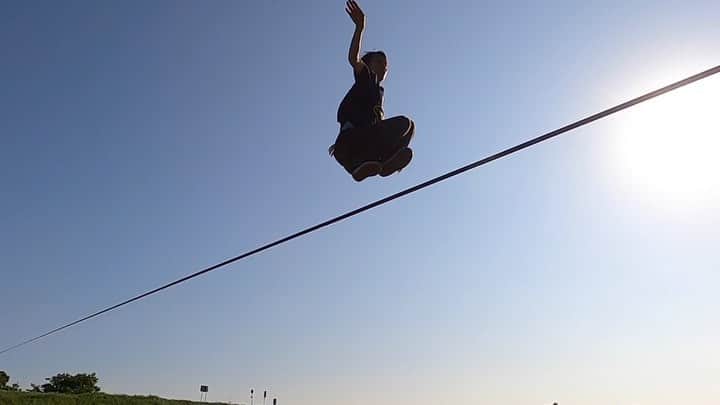 福田恭巳のインスタグラム：「slow motion🤔  @jeeprealgames  @gibbonslacklines  @gibbonjapan  @karadafactory   #スポーツの日 #backflip  #スラックライン #slackline #slacklife #gibbonslacklines #ジープ #jeep #JeepRealGames #ThePowerofReal #jeep_real  #yukimi #ママアスリート #女の子ママ #産後ダイエット #子どものいる暮らし #体幹トレーニング #バランス」