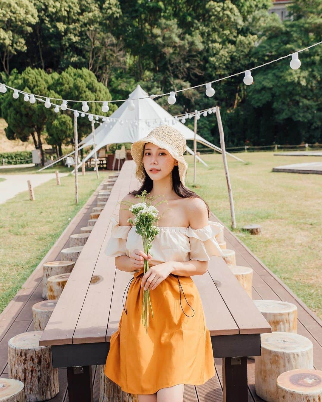張香香のインスタグラム：「熱到瘋掉汗狂滴太陽超毒🌞 但為了穿美美的衣拍美美的照 只好忍耐一下🤣 紀說她的聯名款中這套最適合我🧡 雖然好像賣完了太搶手🥺 期待以後有更多聯名仙衣😚 #whoiannxkimi卜心聯名」