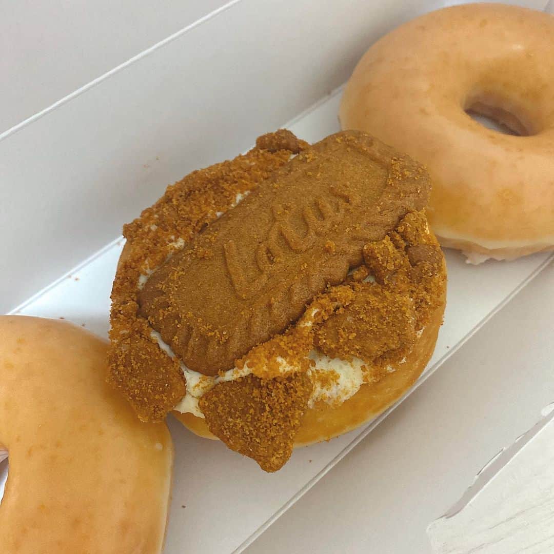 百瀬ひとみのインスタグラム：「いや〜幸せ🍩  あ、アイドル卒業するので このインスタもあと2か月くらいで終了〜  #クリスピークリームドーナツ  #ロータス #ロータスドーナツ #crispycreamdoughnut #Lotus #テイクアウト」
