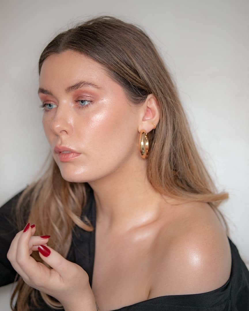 frank bodyさんのインスタグラム写真 - (frank bodyInstagram)「@ms_hannah_e knows there's no business like glow business. She uses my Rose Gold Illuminator on her cheekbones, decolletage & shoulders. ✨ Get it in my (almost sold out) Glow Business Kit. Tap to shop it before it's gone.」7月24日 19時02分 - frank_bod