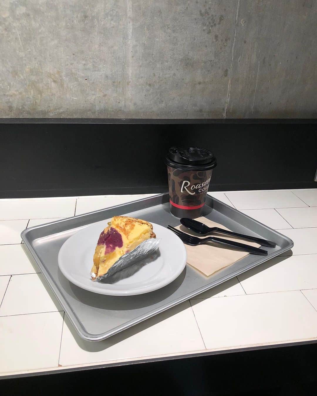 原花奈妃さんのインスタグラム写真 - (原花奈妃Instagram)「どっしりチーズケーキと ブラックコーヒー🖤 コーヒー毎日飲むと100kcalくらい代謝が上がるらしいよ〜！ _ _ #roastedcoffeelaboratory  #roastedcoffee #tokyocafe #東京カフェ #coffeetime #cheesecake  #おすすめカフェ」7月24日 19時01分 - hanaki__h