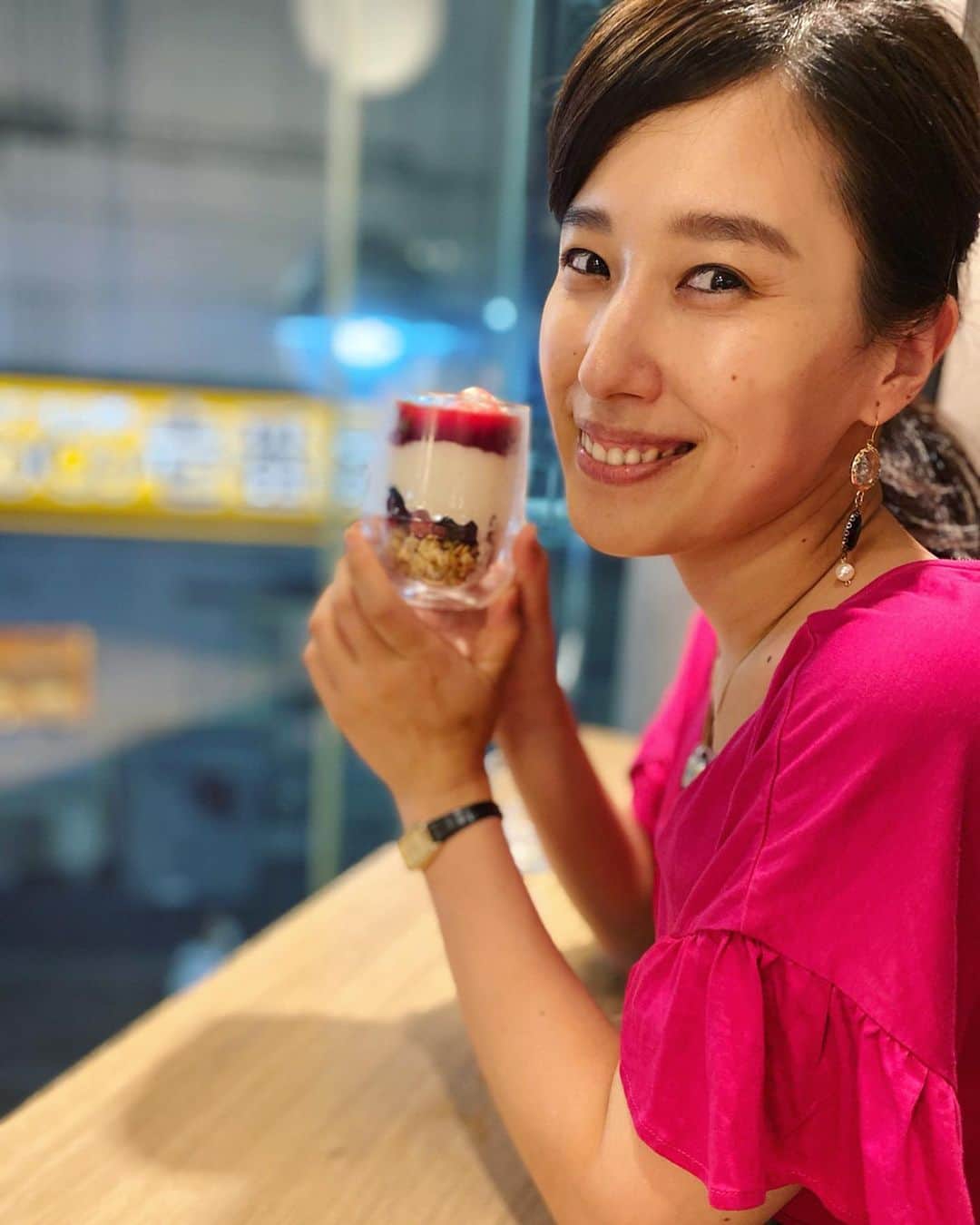 のインスタグラム：「想像とは違う夏🐬 自分にとっても皆にとっても言葉にしづらい、いつも通りにはいかない、全て露わになる様な、一見ハードな日々かもしれません。 大きな変化の真っ只中。 だからこそ、人ではなく自分の心に聞いてみようと思います🐠 先日の何気ない時間の写真。  #澤真希 #女優 #昭和女優 #オトナ女子#japaneseactress  #actress #instajapanese #japanesegirl #ポートレート」