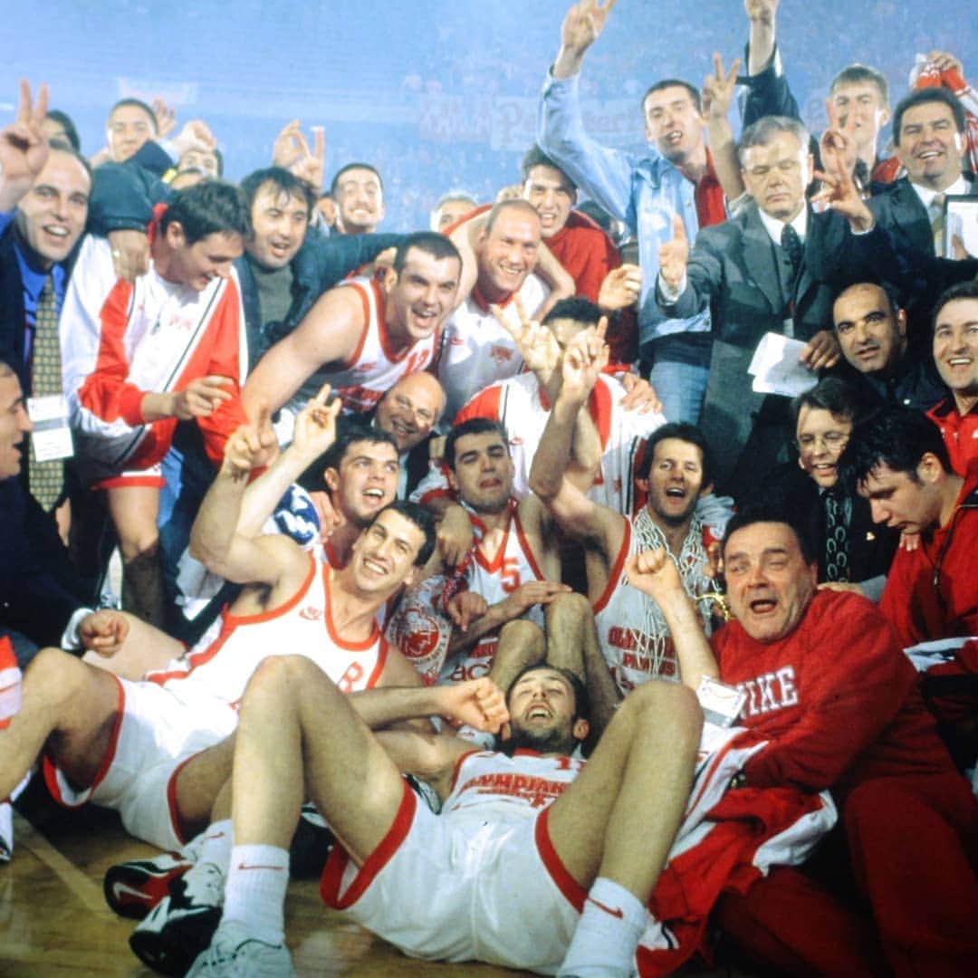 FIBAさんのインスタグラム写真 - (FIBAInstagram)「The night in 1997, when @olympiacosbc won their 1st European 🏆!   📺 16:00 GMT on YouTube.com/FIBA & Facebook.com/FIBA」7月24日 18時56分 - fiba