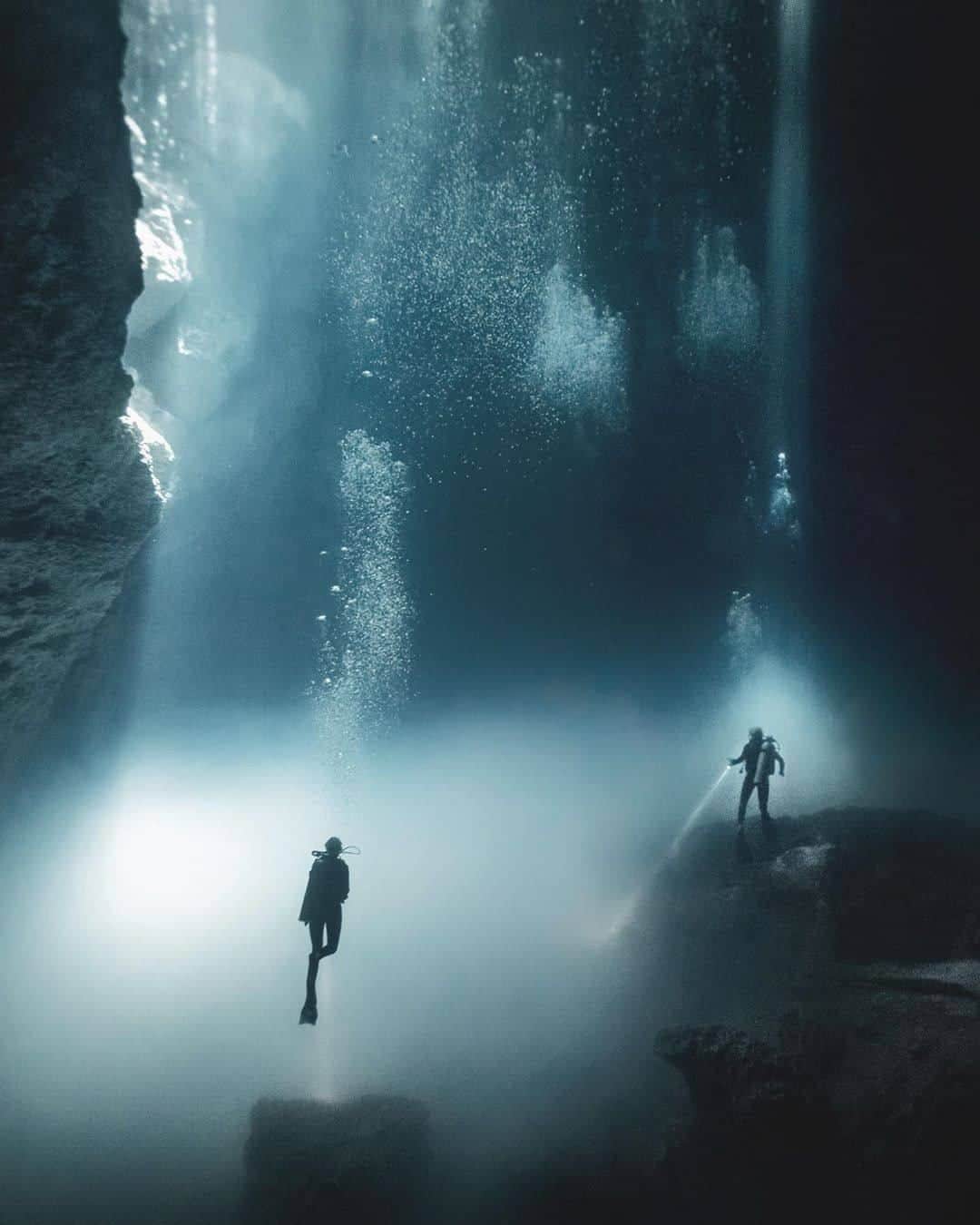Discover Earthさんのインスタグラム写真 - (Discover EarthInstagram)「"More abstract than usual, but I liked the Peter Pan on the moon feeling here. 90ft (27m) deep into Cenote El Pit we reached a glowing hydrosulfide cloud, caused by noon day sun beaming to the bottom of the cave. ISO 1600 16mm f4 1/80sec  🤿: @jess.wandering  @shaiden  @katieauer " 🇲🇽 #discovermexico with @everchanginghorizon   #mexico #peterpan #cuevas #diving」7月24日 19時00分 - discoverearth