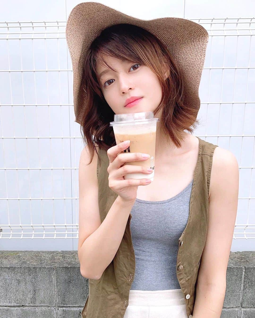 小林涼子さんのインスタグラム写真 - (小林涼子Instagram)「. 頑張る日はコーヒー。 撮影の行き帰りは髪の毛が ボザボサなので、帽子でカバーしてます👒 （撮影の時だけマスク外してます🙇‍♀️） . さてさて 明日7月25日19時YouTube配信です。 今回は、バスルーティン🛁 どうやって撮ろうかとっても悩んだのですが…がんばりました。 美容の為に毎日している事をご紹介しているので、まったり見ていただけたら嬉しいです 🥰 #コーヒーのある暮らし #カフェラテ #移動中の車の中で  #ユーチューブ  #youtube #明日19時  #comingsoon #tomorrow #お手柔らかに #よろしくお願いします」7月24日 19時00分 - ryoko_kobayashi_ryoko