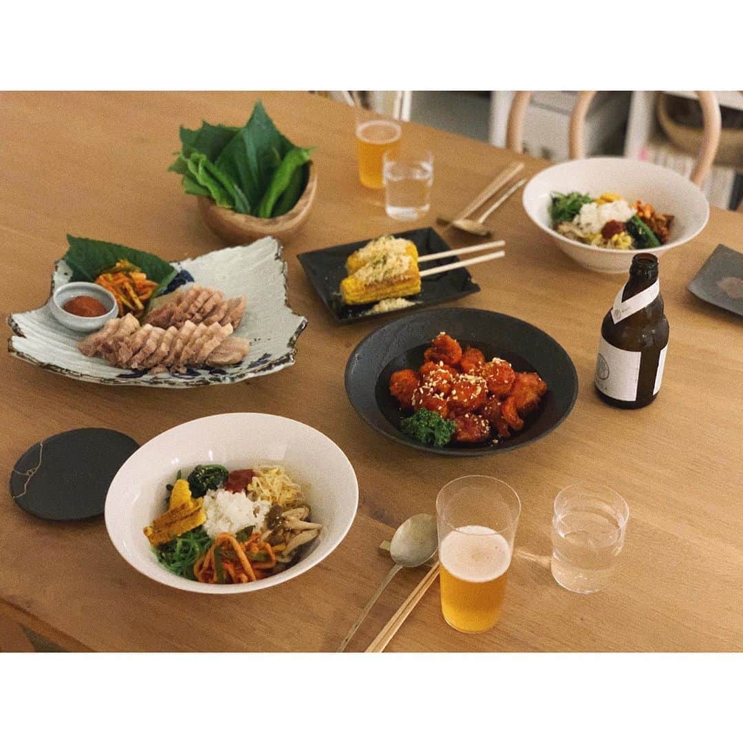 猪鼻ちひろのインスタグラム：「🇰🇷❣️ @iguchi_min さんの韓国料理 ずーっと食べたかったものばかりでワクワクが止まらなかった。。 あぁ、わたしって食いしん坊なんだなぁっていうのと、 美味しいご飯は人間を幸せにするって実感した♡ ☑︎ポッサム ☑︎ビビンバ ☑︎麻薬とうもろこし ☑︎タッカンジョン (味はヤンニョムチキンのような感じみたい) 本場のタッカンジョン、冷めてもサクサクなの、感動しちゃった。味だけじゃなく食感って大事だねと盛り上がる夜でした。 今度ちゃんと習いに行きたいな👩🏻‍🍳 #ちひろのごはん #ミンさんのレシピ #胃袋100個欲しい」