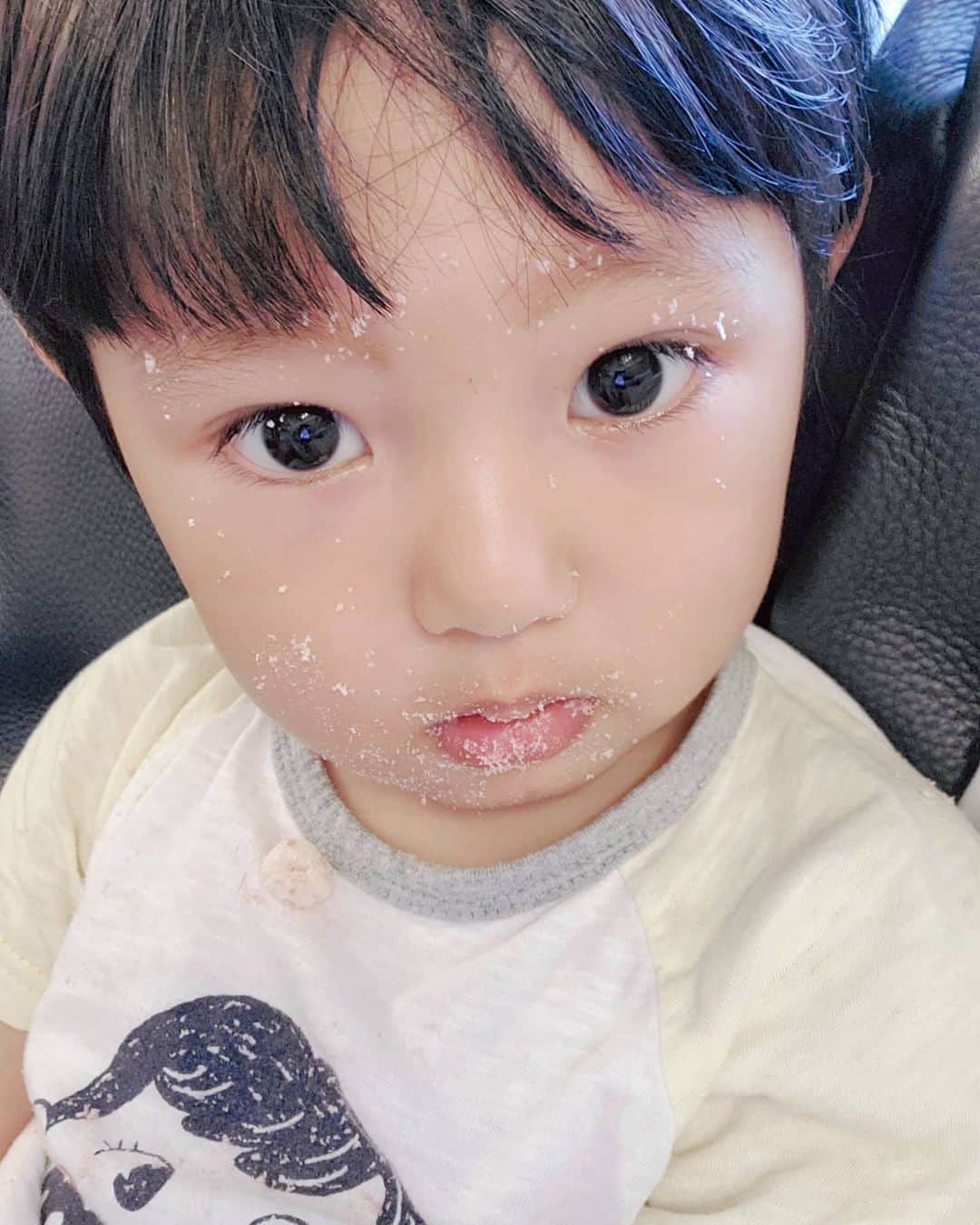 佐藤夏希のインスタグラム：「どうしてそうなるの？😂って状態に‥（笑） パフ渡すとだいたいこんな状態🤣❤️ 子供って本当にかわいいな（笑） * *  最近は大きくなった私のお腹もなでなでしてくれるし 早くbabyとご対面させたいな🥰❣️ あっという間でもうすぐ妊娠8ヶ月♡ 疲れやすいし、突然眠くなったり 妊娠中は色々あるけどなんとか頑張ってます❤️ 私の周りでも飲んでる人が多い豊潤サジー♡ 飲んだらパワーがみなぎるのが分かるの😂💓 最近は好きすぎてロックでぐびっといっちゃってます🎀 白髪にも効果があったり、子供でも妊娠中、授乳中でも飲めるのが嬉しいね❤️🥰 * * * #男の子#男の子ママ#おやこーで #むすこーで #息子#息子ラブ #2歳#ママ#ママさんと繋がりたい #ママスタグラム#mama#mamastagram #mamanoko #ママリ#妊娠記録#マタニティライフ#マタニティ#二人目妊娠中#babyboy#boy#成長記録#幼児#サジー#豊潤サジー」