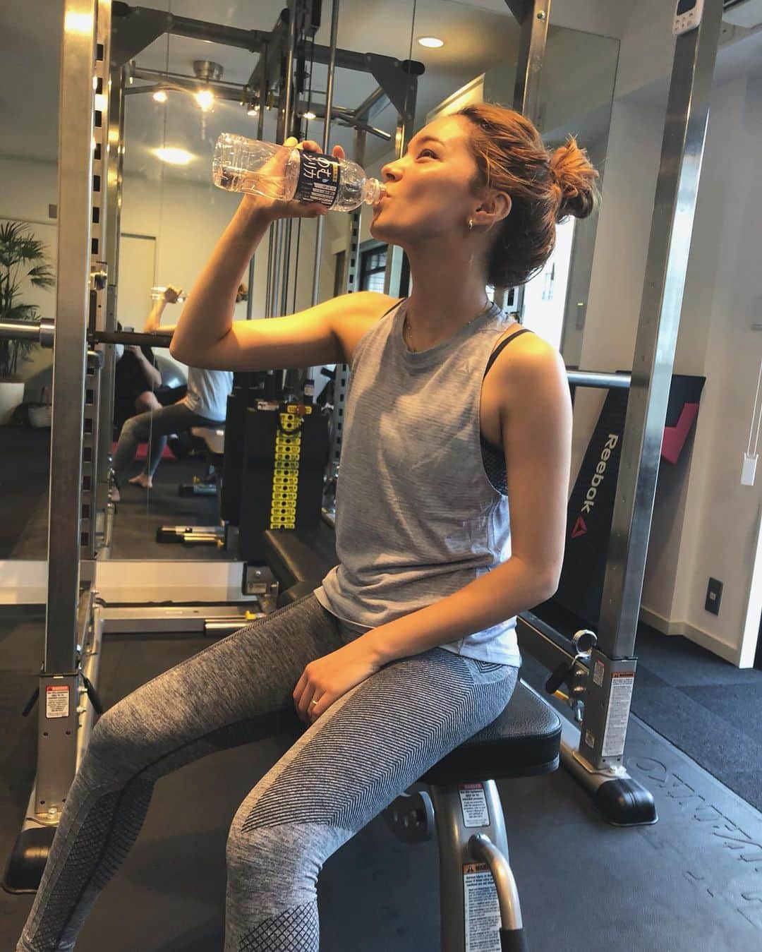 ステファニーのインスタグラム：「💧💙 リハビリがてら 久々のトレーニング！ 体幹メインでやってきたよ！ 飲んでる水は@コスメで1位にもった @nomusilica_official  美容と健康にいいらしく、せっかくなら身体にいいものを。 体調も崩しがちだったので、身体も少しずつ動かしながら、いいお水でいいカラダに♡。 #love #training #workout #gym #のむシリカ #シリカ #シリカ水 #supported #熱中症対策」