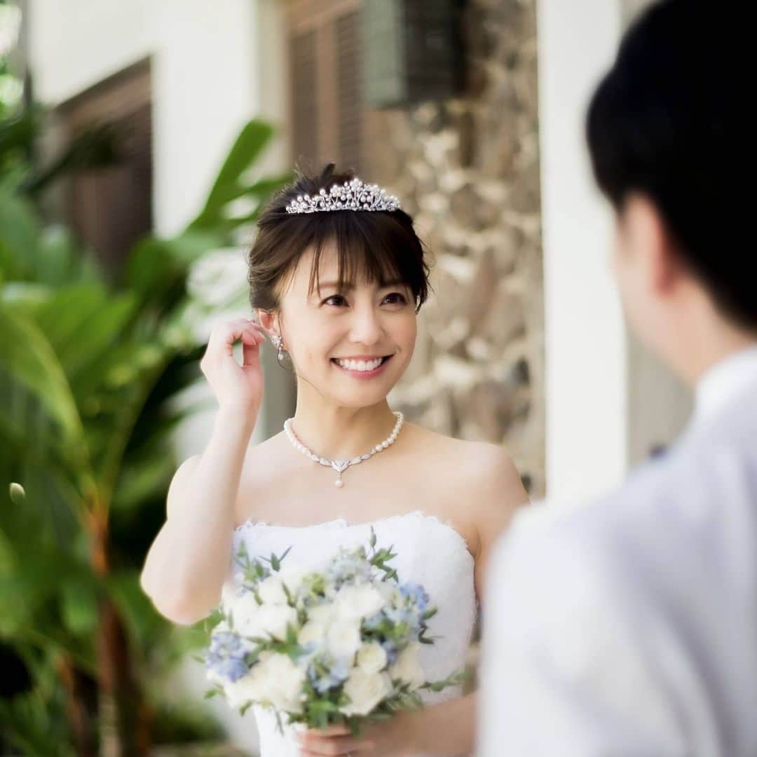 のインスタグラム：「3回目の結婚記念日❤  ジブリを映画館でまた観ようと思っていたのですがステイホームに変更です✨  夫に出逢い、結婚し、この2年間たくさん笑顔にしてもらいました❤  体調不良や大きな悲しみを抱えていた私をどんな時もあたたかく優しく包んでくれて✨  いつも寄り添って手をひいてくれました❤  一緒にいれば大丈夫♡ 未来は明るい✨  ミラクルもたくさん起きる🌈  これからもいっぱい笑いながら仲良く生きていきたいと思います❤  結婚してくれて、ありがとう♡ 毎日そう思わせてくれる夫の存在に心から感謝しています❤ @akirastar_719  お惚気失礼しました(*^^*)  素敵な写真を撮ってくださったワタベウェディングの方々、ありがとうございました😊  @watabewedding @watabewedding_hawaii #交際0日婚 #結婚記念日♥ #毎日ありがとう♥」