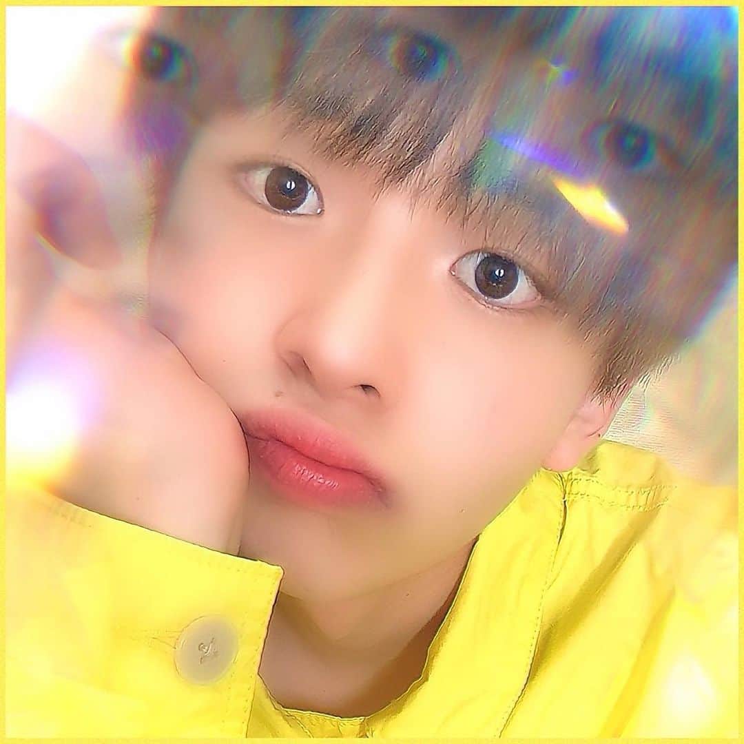 のインスタグラム：「いつまで雨降るの☔？  #香水のせいだよ  #黄色 #노란색 #yellow  #レインコート #クリストファーロビン」