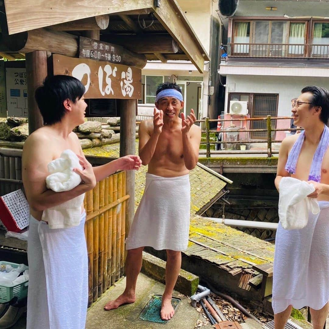 石田靖さんのインスタグラム写真 - (石田靖Instagram)「ztvコミュニティチャンネル 『石田靖とぶらりで笑❗️』 #やすぶら笑 で#エンペラー の2人と和歌山県の熊野本宮大社&新宮へ〜街の歴史、グルメ、世界遺産の温泉 etc😆はしゃぐ エンペラーとぶらり💨 OAでお確かめ下さいませ🙏 #やすぶら笑 #和歌山県 #田辺市 #世界遺産 #熊野古道 #熊野本宮大社 #須佐之男命 #ツクヨミノミコト #天照大御神 #熊野三山 #熊野速玉大社 #熊野那智大社 #日本一の大鳥居 #大斉原  #八咫烏 #黒いポスト #八咫烏ポスト  #湯の峰温泉 #つぼ湯 #新宮市 #さんまの姿寿司  #徐福寿司  #大将枠にはいれてない #仲氷屋 #頭キーンとならないかき氷  #井上はんや @inoue_hanya #一期一笑  #石田靖」7月24日 19時12分 - yasulog