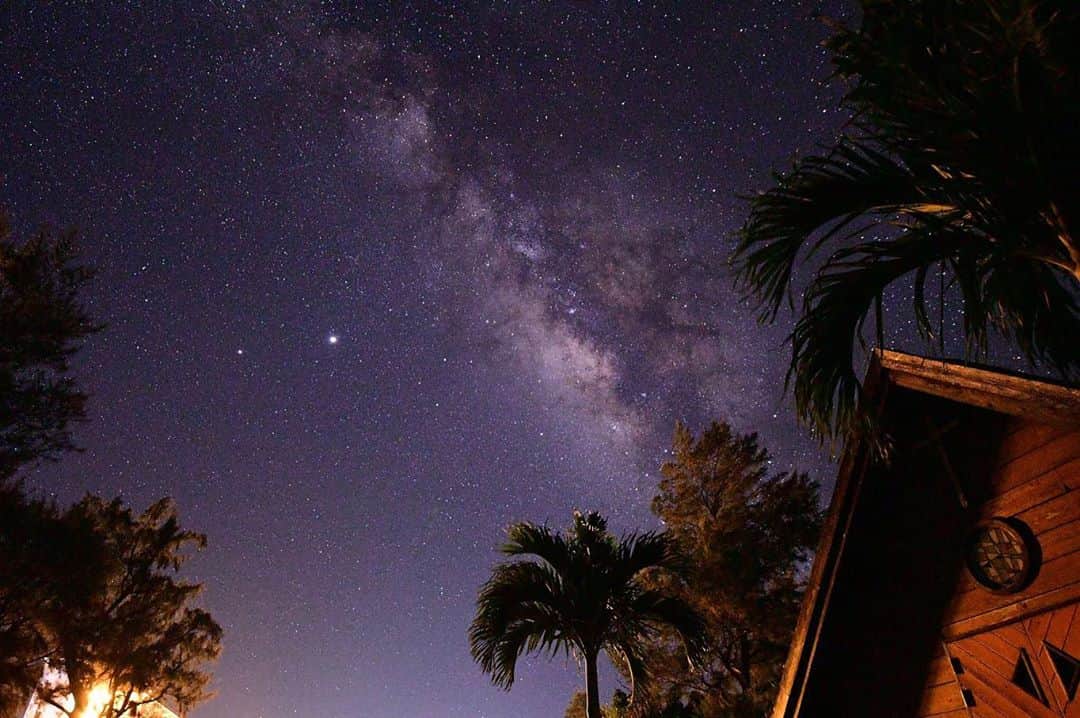 石垣シーサイドホテルのインスタグラム：「石垣シーサイドホテル✖︎星空⭐️  ホテル敷地内からでも満天の星空が楽しめます。今回は彗星も見えました❕ 街から少し離れていますが、その分灯りも少ないので星空観察にも👍ホテルから徒歩1分。歩いて行けちゃう天然のプラネタリウムですね✨  #石垣島　#石垣シーサイドホテル　#星空　#星空観察　#天の川　#底地ビーチ　#プラネタリウム　#okinawa #ishigaki #yaeyama #beach #summer #ocean #island #hotel #trip #japan」