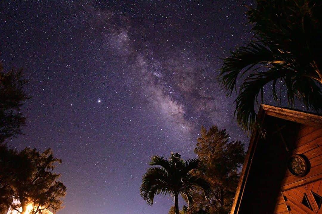 のインスタグラム：「石垣シーサイドホテル✖︎星空⭐️  ホテル敷地内からでも満天の星空が楽しめます。今回は彗星も見えました❕ 街から少し離れていますが、その分灯りも少ないので星空観察にも👍ホテルから徒歩1分。歩いて行けちゃう天然のプラネタリウムですね✨  #石垣島　#石垣シーサイドホテル　#星空　#星空観察　#天の川　#底地ビーチ　#プラネタリウム　#okinawa #ishigaki #yaeyama #beach #summer #ocean #island #hotel #trip #japan」