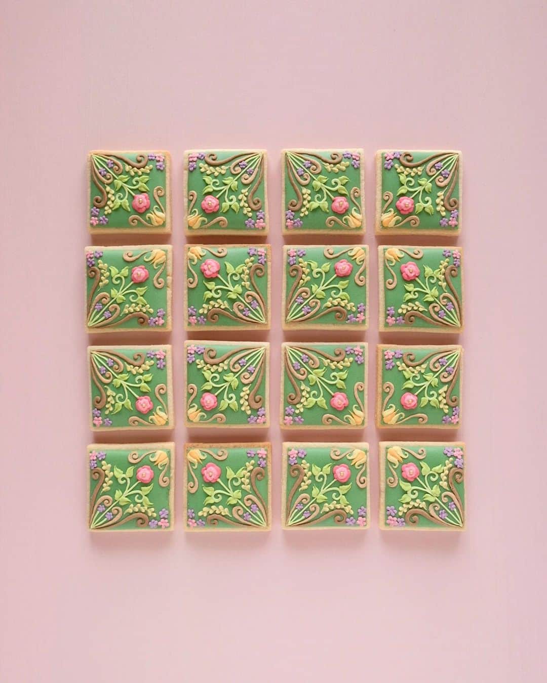 KUNIKAのインスタグラム：「Tiny floral tile cookies 🌷🐿 🌱﻿ ﻿ ねもちゃん @nemochimaki が編集長のウェブマガジン「ほまれ」で書かせて頂いてるコラム、「世界のおすそわけ」が更新されました。﻿ 第1回目は「忘れられないアイスクリーム」in エストニア🇪🇪&フィンランド🇫🇮﻿ 第2回目は「1番好きなフルーツ」in ロンドン🇬🇧﻿ となっています。﻿ ﻿ ねもちゃんを始め、素敵な感性を持った方々が、自分の好きなものについて綴っているコラムが集まったウェブマガジンです。﻿ ふとした時の心の一休みに読んでもらえたら嬉しいです🥰﻿ 私はこのコラムで1800字くらい、海外での日常で出会った自分の大好きなもの、感じた事を自然体で書いています。﻿ ﻿ こちらのURLから読んでいただけます↓﻿ https://note.com/nemoshuu/m/m21267a169e8e﻿ (ストーリーズにリンクをつけますね🌼)﻿ ﻿ 世の中の状況的に、視野が狭くなりがちな現状ですが、きっといつか夜が開ける日がくると信じて、色々な事を楽しみにしていたいな。﻿ ﻿ #artofkunika」