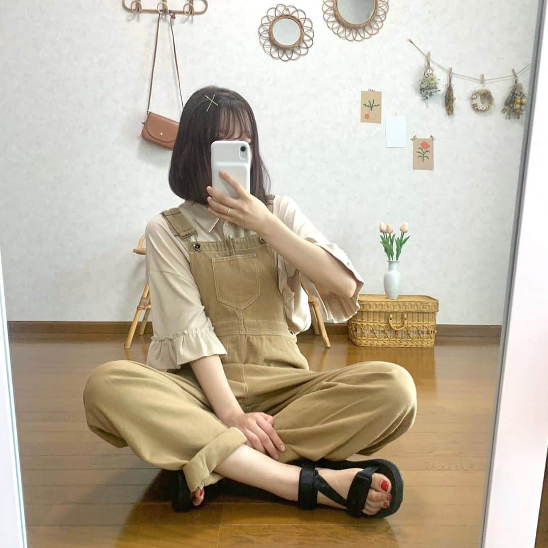 みさねのインスタグラム：「ㅤ ベージュコーデ🧸❤️ ㅤ なみちゃん @namiy_73 のブランド @naymmy_official のポロシャツ袖がかわいすぎる〜🥺 ㅤ オーバーオールは @cham.official_  スポサンは @gu_global  後ろにかかっとるショルダーバッグは @cham.official_  ㅤ #夏コーデ #夏服 #ベージュコーデ #シャツコーデ #guコーデ #gu #ボブ #ボブアレンジ #ポロシャツ #オーバーオール #スポサン #部屋 #韓国ファッション #ドライフラワー #ドライフラワーのある暮らし」
