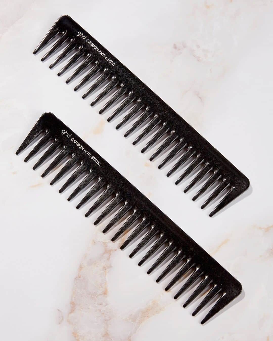 ghd hairさんのインスタグラム写真 - (ghd hairInstagram)「It's the detangling comb you didn't know you needed 💁‍♀️ It’s heat resistant, hand-crafted and anti-static… AND IT’S FREE 🙌​  Use code: CURLS to get yours when you purchase core platinum+ or a curve tool. ✨  Hit the link in bio to shop 👆  #TheCombOut   #ghd #ghdhair #goodhairday #hairhacks #hairgoals #hairinspo #hairtools #ghdplatinumplus #ghdcurve   ​」7月24日 19時22分 - ghdhair