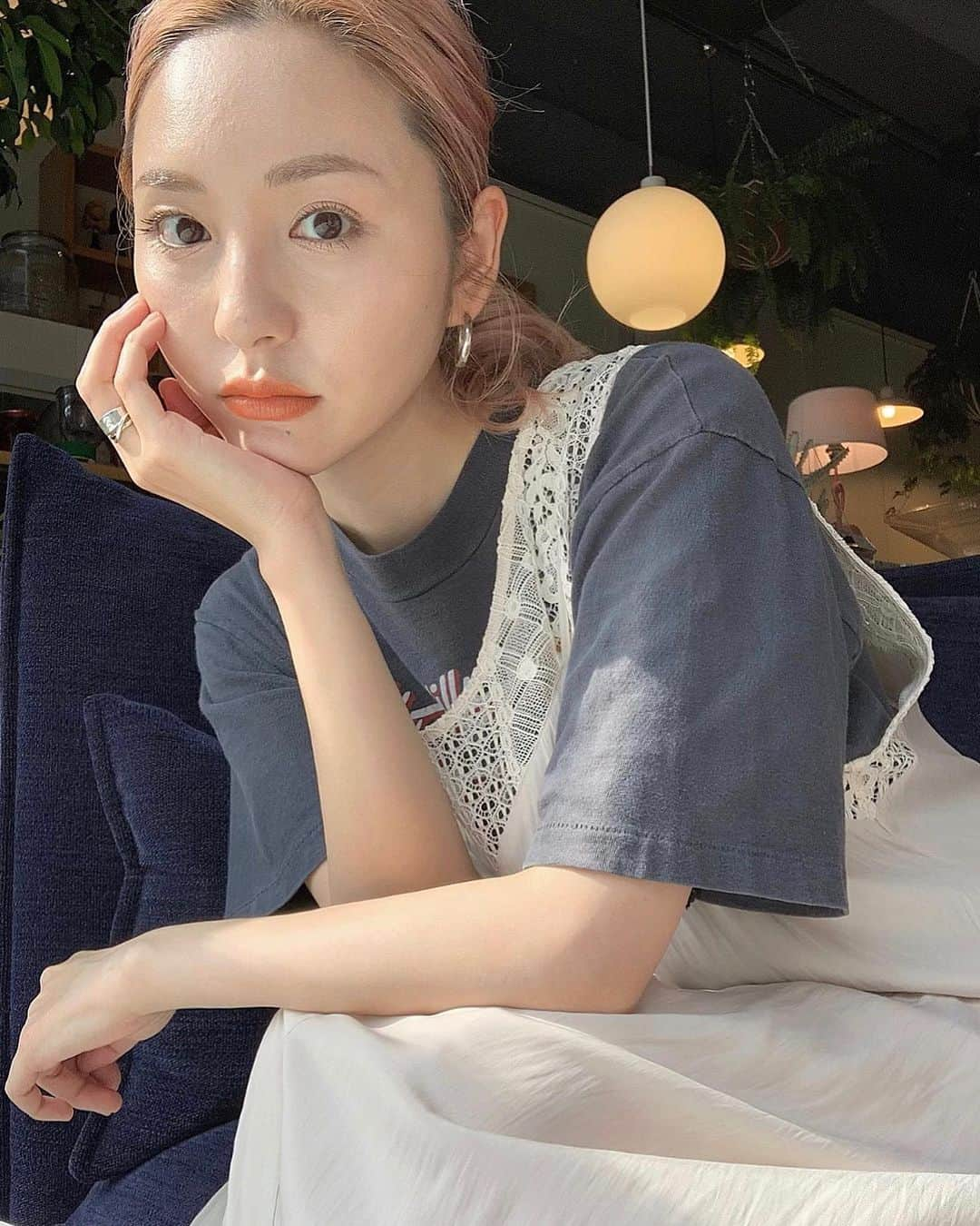 前山奈津巴さんのインスタグラム写真 - (前山奈津巴Instagram)「. . 前日、"メディカルブロー表参道"さんで 眉毛のアートメイクをしてもらいました👩‍⚕️ . 初めてのアートメイクって事で、 悩んで悩んで悩んだんだけど、周りのお友達もやっててお勧めされたので、わたしもついに。。。🧡🧡 (今回やった眉アートは2回が1セットで2年くらいもつとの事です。) . とにかく痛さに弱くてびびりまくってたんだけど、 チクチク痛かったのは最初だけで、 最後は寝てたくらい快適でした。。。😂 (わたしは、皮膚も腫れなかったです。) . 担当してくださったのは、 グランドマスターの"吉田さん"💓 . わがままたくさん言って、 すっぴんでも違和感ないように、いつもより、短め！細め！で黄金比に沿ってデザインしてもらったのでとにかくナチュラル〜嬉しい😭💭 . これから夏本番！！！ 汗で眉毛がなくならないと思うと感動するね。。。🌻 . まだこれから薄くなったり明るくなって馴染んでいくみたいなのでそちらも楽しみです🥺。 . #メディカルブロー #メディカルブロー表参道 #アートメイク #アートメイク眉毛 #メディカルアートメイク #眉メイク #6Dストローク」7月24日 19時23分 - natsuha_maeyama