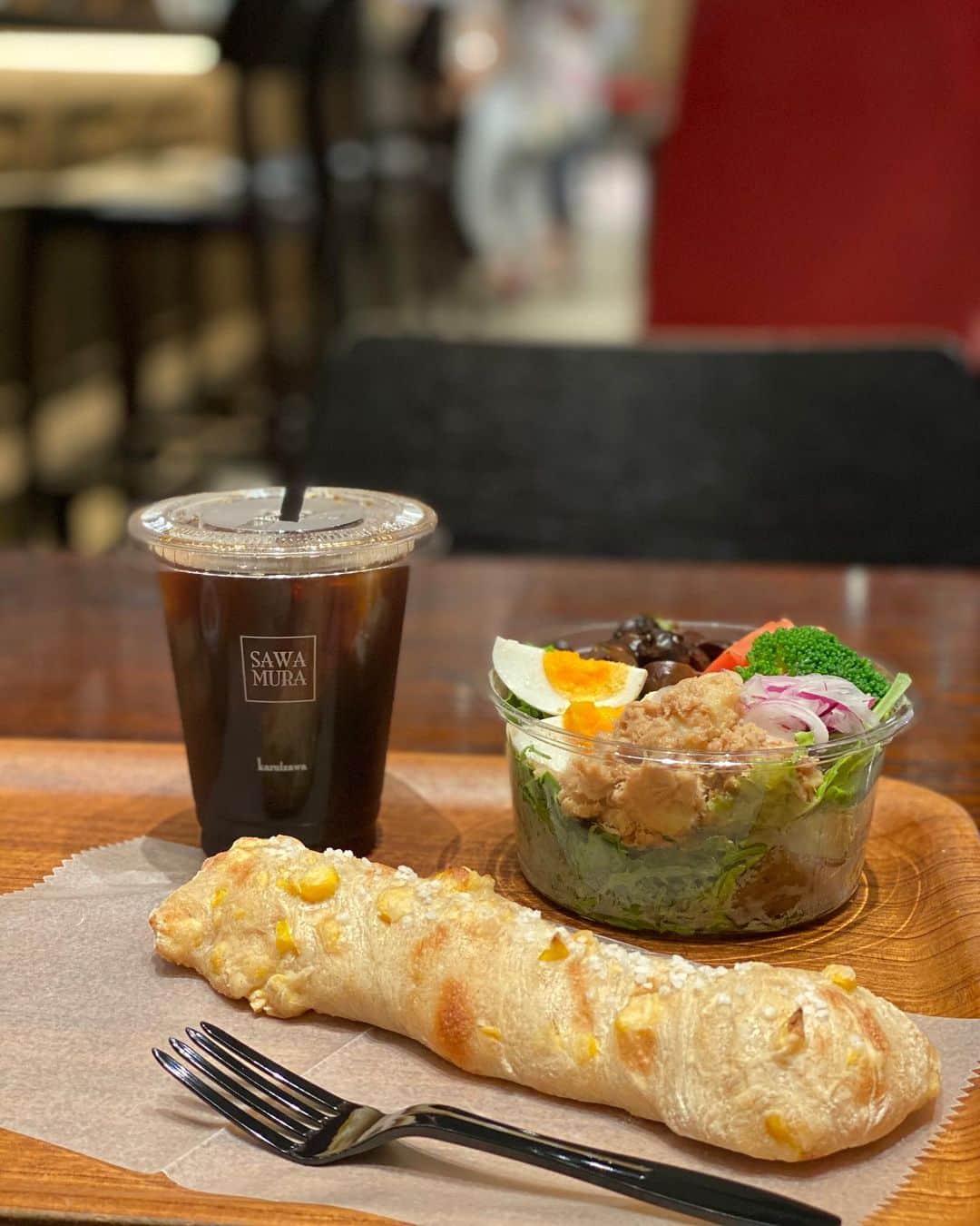 朋未のインスタグラム：「🍴  #名古屋カフェ #名古屋ランチ #ミッドランドスクエア #サラダランチ #icecoffee #lunch #lunchtime #salad」