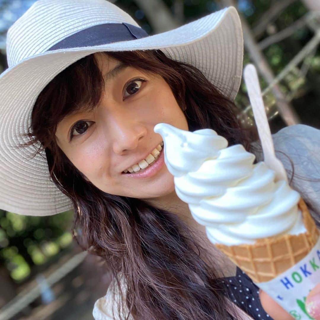 佐藤彩さんのインスタグラム写真 - (佐藤彩Instagram)「今日はスポーツの日✨  せっかくなので何かしら体を動かそうかな、と思いついたのが… ポロクルでサイクリング🚴‍♀️ . . 北海道神宮へ行く途中、坂道を上りながら見えたのは、たくさんの紫陽花✨  こんなに綺麗に咲く場所があるだなんて、今まで気付いてなかった😳！  自転車だからこそ見える景色ってあるものですね😊 . . 神宮では、なにやら新しめの小屋を発見😳！ 「神宮茶屋」というらしい… お菓子が販売されていて、カフェメニューには、ソフトクリームも😳🍦  しっかりめの食感でありつつ、甘さ控えめミルク感が美味しいソフト🥺🍦 後味スッキリで、神宮の神聖な空気にマッチしたお味でした😊  「福かしわ」というサブレもめちゃくちゃ美味しくて、好みのお味でしたよ😆  ちなみに、私が座った茶屋の外にあるベンチは、ご神木を使ったものなのだとか🤭 後で知ったけれど、ありがたい気持ちになりますね。 . . 日頃の感謝と祈りを込めて訪れた北海道神宮⛩  思いつきで行ってみましたが、パワースポットで清々しい気持ちになった、今日の午後のひとときです✨  #スポーツの日  #本来なら #オリンピック開会式の日  #来年はどんな気持ちで迎えられるかな #ポロクル #自転車 #サイクリング  #自転車だから気付く景色  #紫陽花 #北海道神宮 #パワースポット #神聖な空気 #日頃の感謝と祈りを込めて #清々しい気持ちに #おみくじは末吉でした #神宮の初詣でも末吉だった #神宮茶屋 #ソフトクリーム #ミルク感  #福かしわ #美味しい #運動量より食べる量が多い  #HBC #北海道放送 #アナウンサー #佐藤彩」7月24日 19時26分 - hbc_ayasato