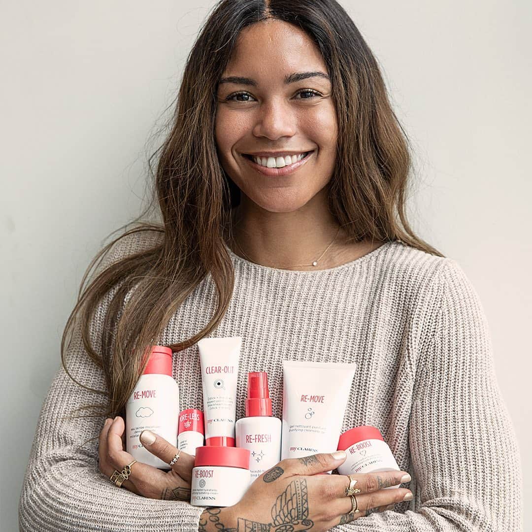 Clarins Australiaさんのインスタグラム写真 - (Clarins AustraliaInstagram)「What's the secret to Olympian @morganmitch ‘s healthy and radiant skin? A vegan lifestyle, inside and out! 🥥🍓🥝Not only does she pack her day full of healthy fruits and vegetables, she makes sure her skin gets a good dose of #MyClarins to keep it hydrated, nourished & radiant✨   Check out her #MyClarins skincare routine👇   Every morning: ☀️Cleanse with RE-MOVE Purifying Cleansing Gel ☀️Tone & Prep with RE-FRESH Hydrating Mist ☀️ Hydrate, energise and mattify with RE-BOOST Matifying Hydrating Cream   Every evening: 🌙 Cleanse with RE-MOVE Micellar Cleansing Milk 🌙Tone & Prep with RE-FRESH Hydrating Mist 🌙 Unwind with RE-CHARGE Relaxing Sleep Mask   Once a week: ☝🏼 Detox with CLEAR-OUT Blackhead Expert ☝🏼 Exfoliate with RE-MOVE Radiance Exfoliating Powder   When needed: 🚨Rehydrate with RE-FRESH Hydrating Mist (Morgan's favourite!) 🚨Purify and reduce spots with CLEAR-OUT Targeted Blemish Treatment   Which one of these would you include into your skincare routine? Let us know in the comments down below!   #ClarinsAus #ClarinsSkincare #myclarins」7月24日 19時37分 - clarinsanz