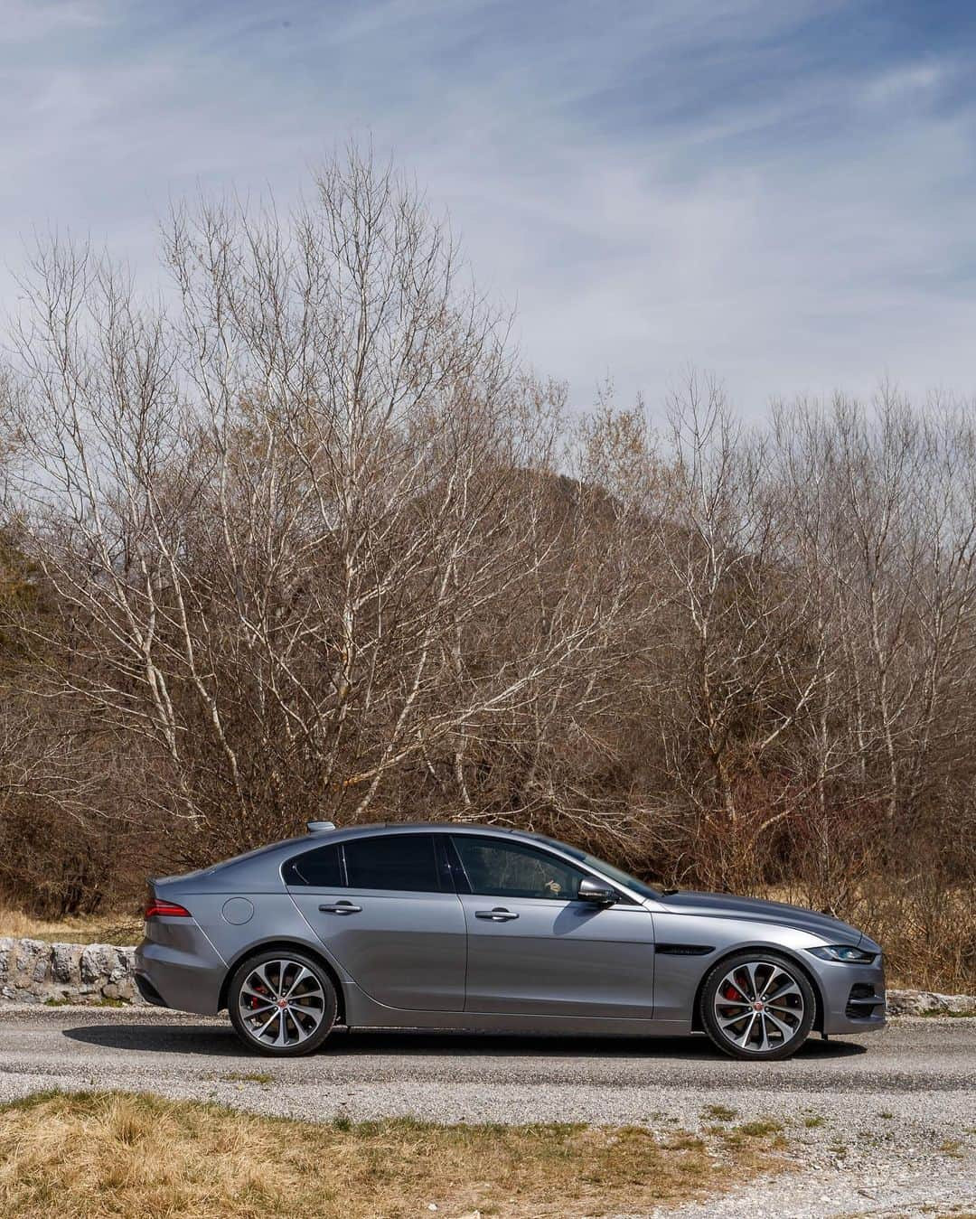 Jaguarさんのインスタグラム写真 - (JaguarInstagram)「"The way Jaguar's engineering folk find a way of balancing ride and handling – in other words, comfort and fun – is simply unmatched."- @TopGear.  #Jaguar #XE #Luxury #Premium #Performance #Saloon #SportCars #CarsofInstagram #InstaCar」7月24日 19時31分 - jaguar