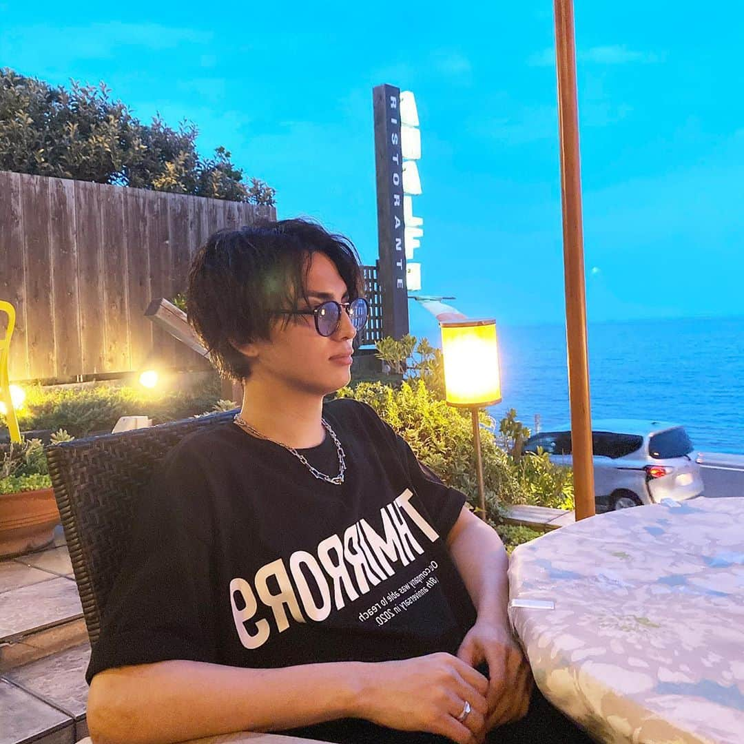 バンダリ亜砂也さんのインスタグラム写真 - (バンダリ亜砂也Instagram)「・ ・ ・ 夕暮れの海っていいよね🕶 ・ @mirror9official  8周年おめでとうございます。 ・ ・ #夏 #夕暮れ #海 #tshirts #mirror9  #sunglasses #season」7月24日 19時45分 - asaya.0223