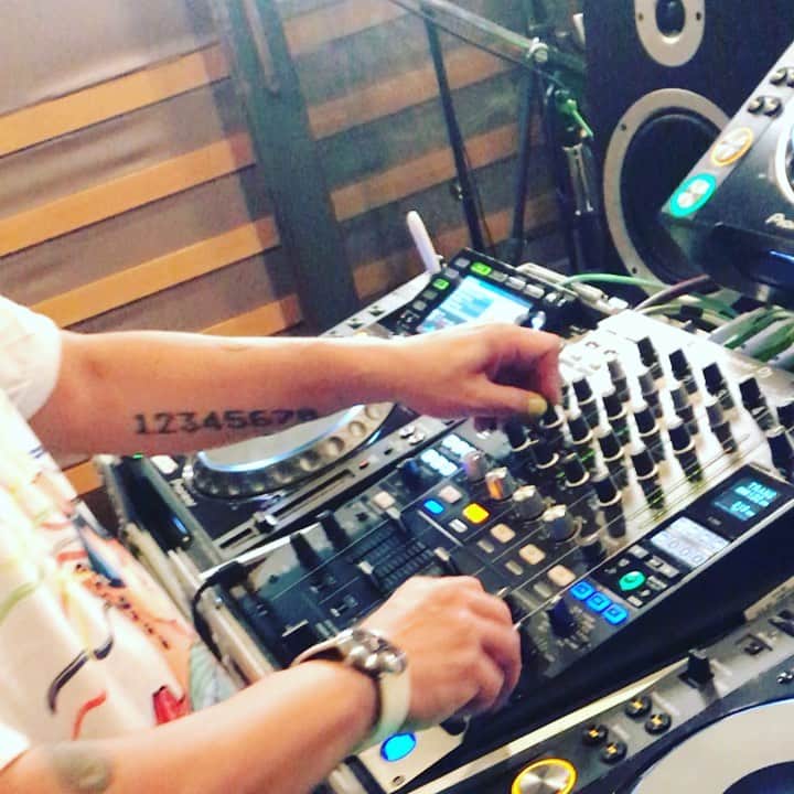 井手大介のインスタグラム：「石野卓球！！ヤーマン！ #interfm897 #謝恩音」