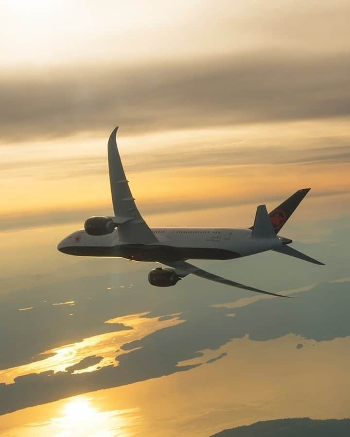 AIR CANADAさんのインスタグラム写真 - (AIR CANADAInstagram)「A #787 before its descent, can you guess which city it’s soaring above? . . Voici un appareil 787 amorçant sa descente. Pouvez-vous deviner quelle ville il survole?」7月25日 1時15分 - aircanada