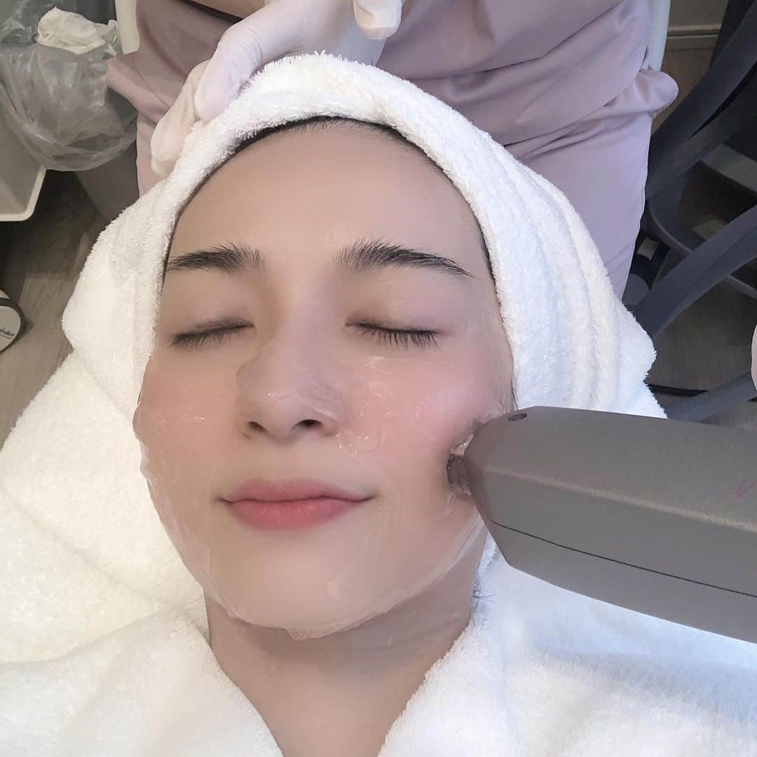 Mayuko Watanabe 渡辺真由子さんのインスタグラム写真 - (Mayuko Watanabe 渡辺真由子Instagram)「ダリア銀座スキンクリニックで、 2回目のトリニティプラス😊✨ 前回と同様、リフトアップに効果ある『サブプライム』と小じわや毛穴の目立ちといった肌質改善治療の『モチーフIR』の組み合わせでお願いしました( ˊᵕˋ )♡ 今回も痛みはほぼなく、ダウンタイムは全くなくて快適😆💕 寝不足で不足していたハリが復活！！ さくっと化粧もせずに帰れば1時間かからず終わるのもありがたい🥰 これからも肌質改善頑張ります😊👍 前にも書きましたが、新橋駅からは徒歩2分なので立地もとても便利でおすすめです(⑉•ᴗ•⑉)❤︎" @dahliagsc #ダリア銀座スキンクリニック #明日香ママ #美容皮膚科 #小顔効果 #美容 #皮膚科 #スキンケア #美容医療 #美容皮膚科 #肌ケア #美肌ケア #美容好き #美容オタク #美容女子 #美容皮膚科クリニック #美活 #ツヤ肌 #美容好きな人と繋がりたい #美容大好き #肌質改善 #毛穴ケア」7月24日 19時47分 - watanabe_mayuko