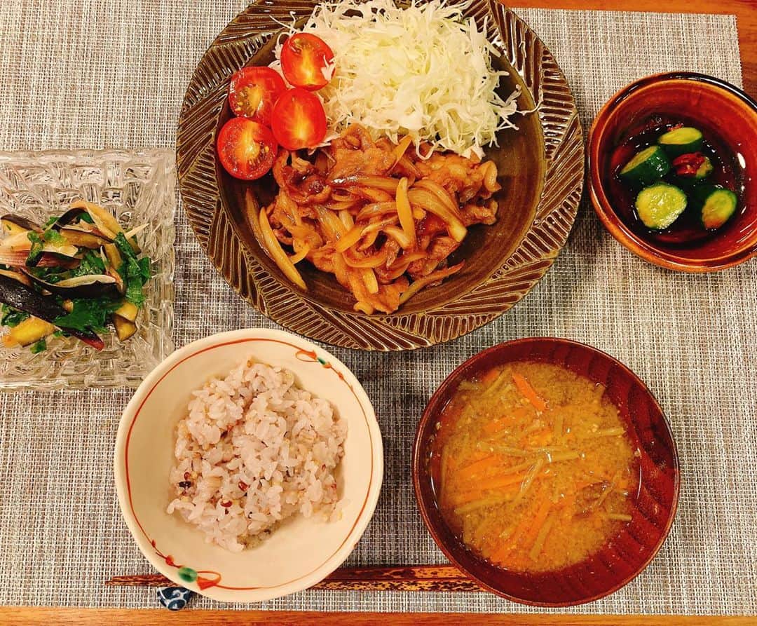 福圓美里のインスタグラム：「‪お夕飯は‬ ‪生姜焼き、雑穀米、お味噌汁‬ ‪ナスのみょうが大葉あえ、きゅうりのお漬物でした🙂‬」