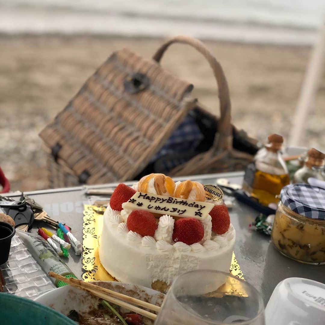 のインスタグラム：「Cake by the ocean」