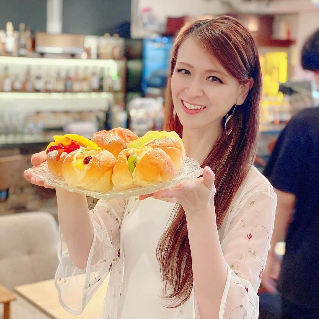 里井真由美さんのインスタグラム写真 - (里井真由美Instagram)「#fruit #fruitsandwich #banks#akasaka  新感覚‼️「マリトッツォ フルーツサンド」でございます〜 ・ ・ これね、食べたら 中ふわっ 皮もっちもちで ジューシー‼️見た目より かなり食感のインパクトがございます💪😆 ・ ・ →2枚め以降) おいしい♡とろけますわよぉ〜💕💕  しかも♡東北のこだわりフルーツと、とろけるマスカルポーネクリームがぎゅぎゅっと入ってます♡ ・ ・ ●青森県産つがりあんメロン ●山形県産いちじく ●マンゴーと宮城県みがきいちご ●秋田県産ブルーベリー  etc... ・ ・ 他、もともと イタリアローマで人気のお菓子をアレンジしたサンドなので、イタリア風フルーツポンチ「マチュドニア」をアレンジしたサンドもあります♡ ・ ・ ちなみに マリトッツォサンドのプロデューサーは、J-WAVEなどで大人気の DJ.TARO さん♪ @djtaro  ・ ・ お店は赤坂駅1番出口から徒歩2分ほど「赤坂トレジオンポート」です！ ・ ・ 店内広くて ソファ席ゆったり、カウンターもあり お一人様でも気軽に入れます。 カフェなんだけど、お食事系も充実してるから、色々召し上がれます♡  そして！最後に皆で手持ちしてるパンケーキ❗️あの大人気パンケーキも食べられるので 後ほどご紹介しますね♡ 🔻 🔻 ●赤坂トレジオンポート 東京都港区赤坂３丁目１２−１８ 第８荒井ビル 2F  #djtaro #フルーツ#パンケーキ#sweets #パン#マチュドニア#メロン#マンゴー#みがきいちご #マリトッツォ #マリトッツォサンド#フルーツサンド#赤坂#トレジオンポート #里井真由美#フードジャーナリスト里井真由美#さといいね#ありが糖運動」7月24日 20時03分 - mayumi.satoi