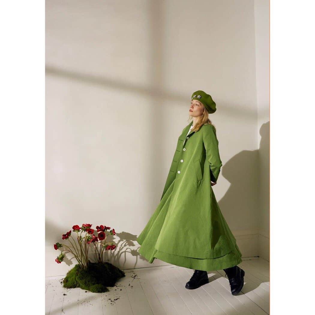 キャベジズ&ローゼズさんのインスタグラム写真 - (キャベジズ&ローゼズInstagram)「Perfectly green. The Elsie coat & Jacob skirt are now online 💚 @christina_strutt @claudialeggephoto #green #perfectgreen #cabbagesandroses #cabbagesandrosesfashion #silk #buybetterbuyless #ootd #slowfashion #shoplocal #italianfabrics #britishfashion」7月24日 19時54分 - cabbages_and_roses