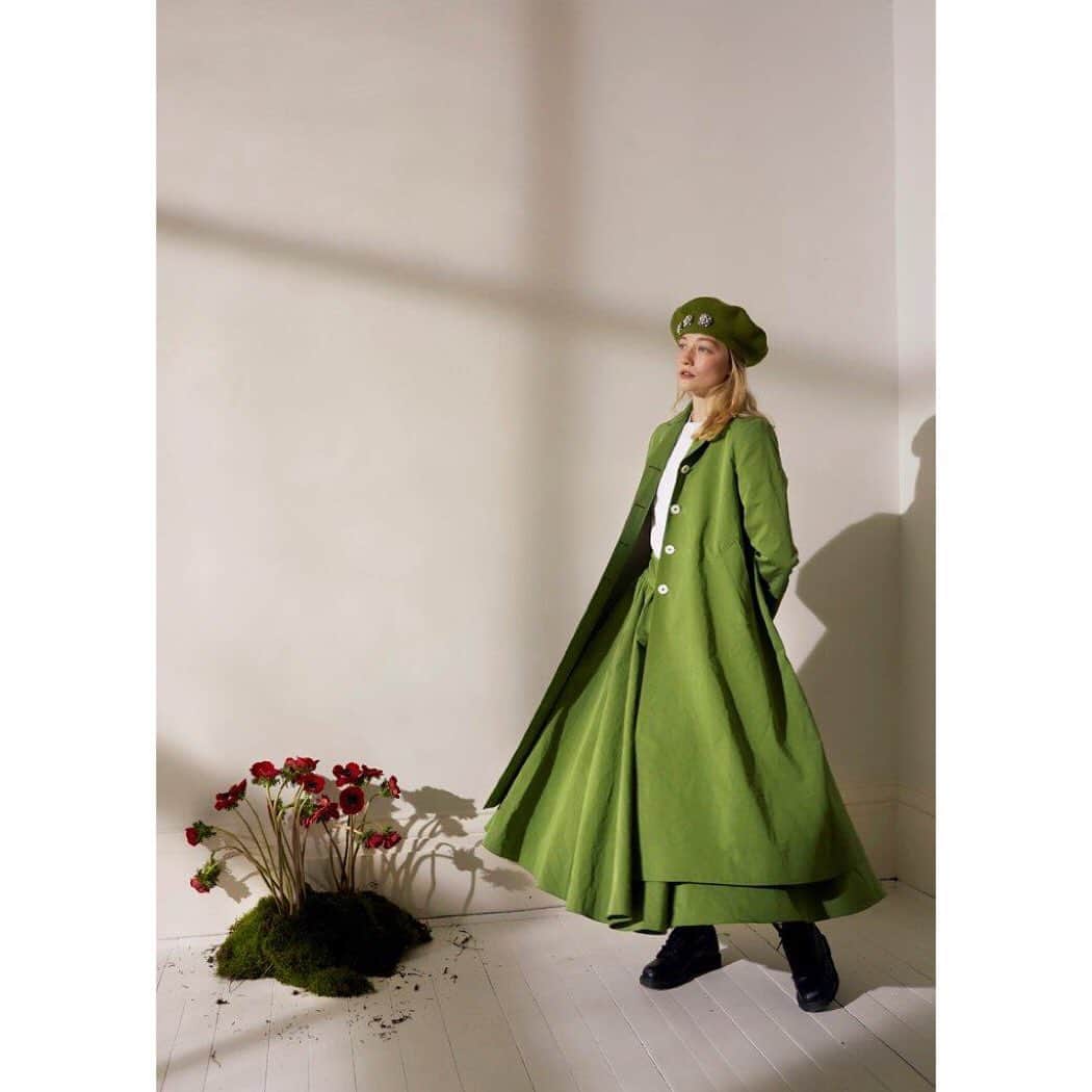 のインスタグラム：「Perfectly green. The Elsie coat & Jacob skirt are now online 💚 @christina_strutt @claudialeggephoto #green #perfectgreen #cabbagesandroses #cabbagesandrosesfashion #silk #buybetterbuyless #ootd #slowfashion #shoplocal #italianfabrics #britishfashion」